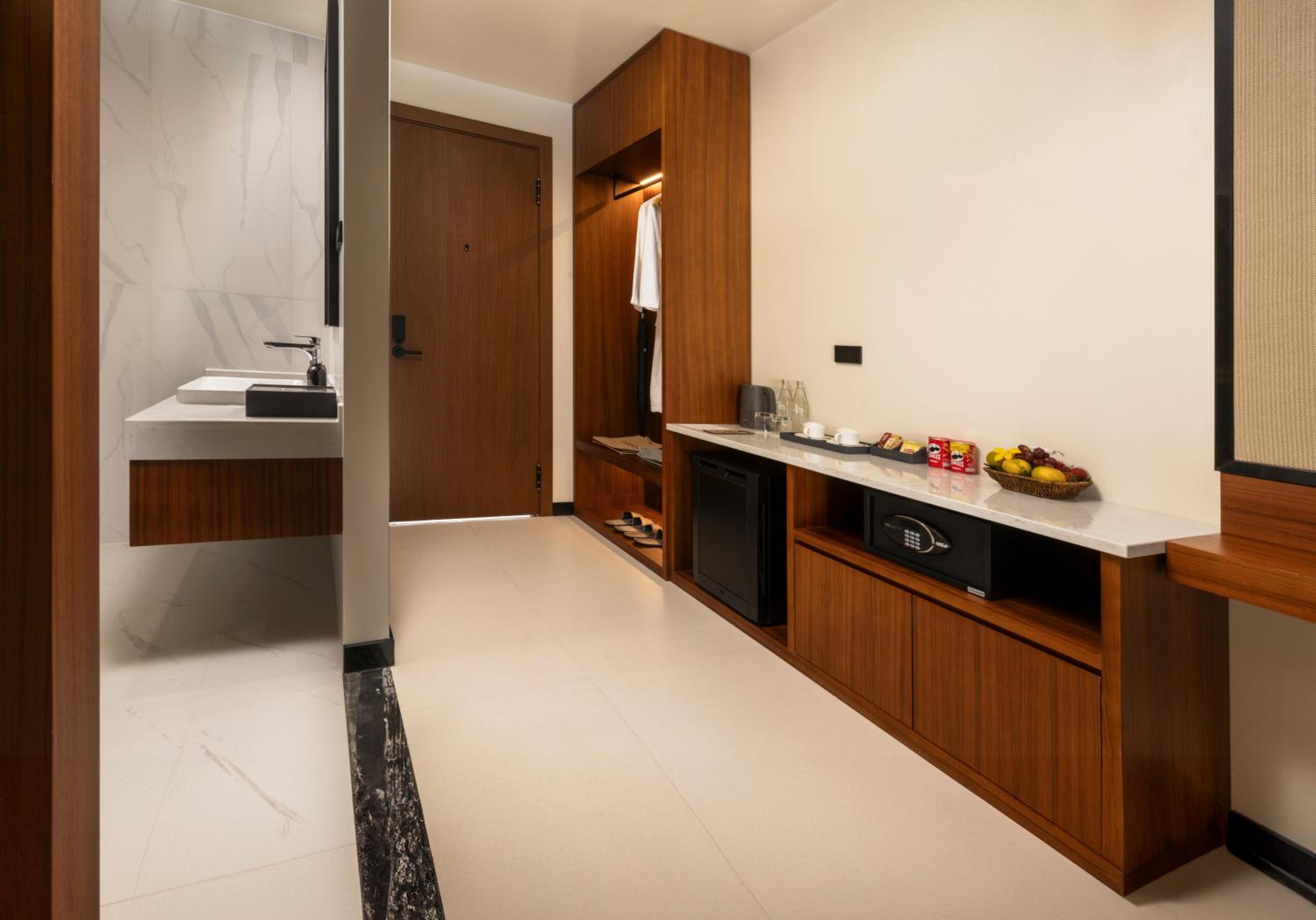 Deluxe King Room - Photo 8