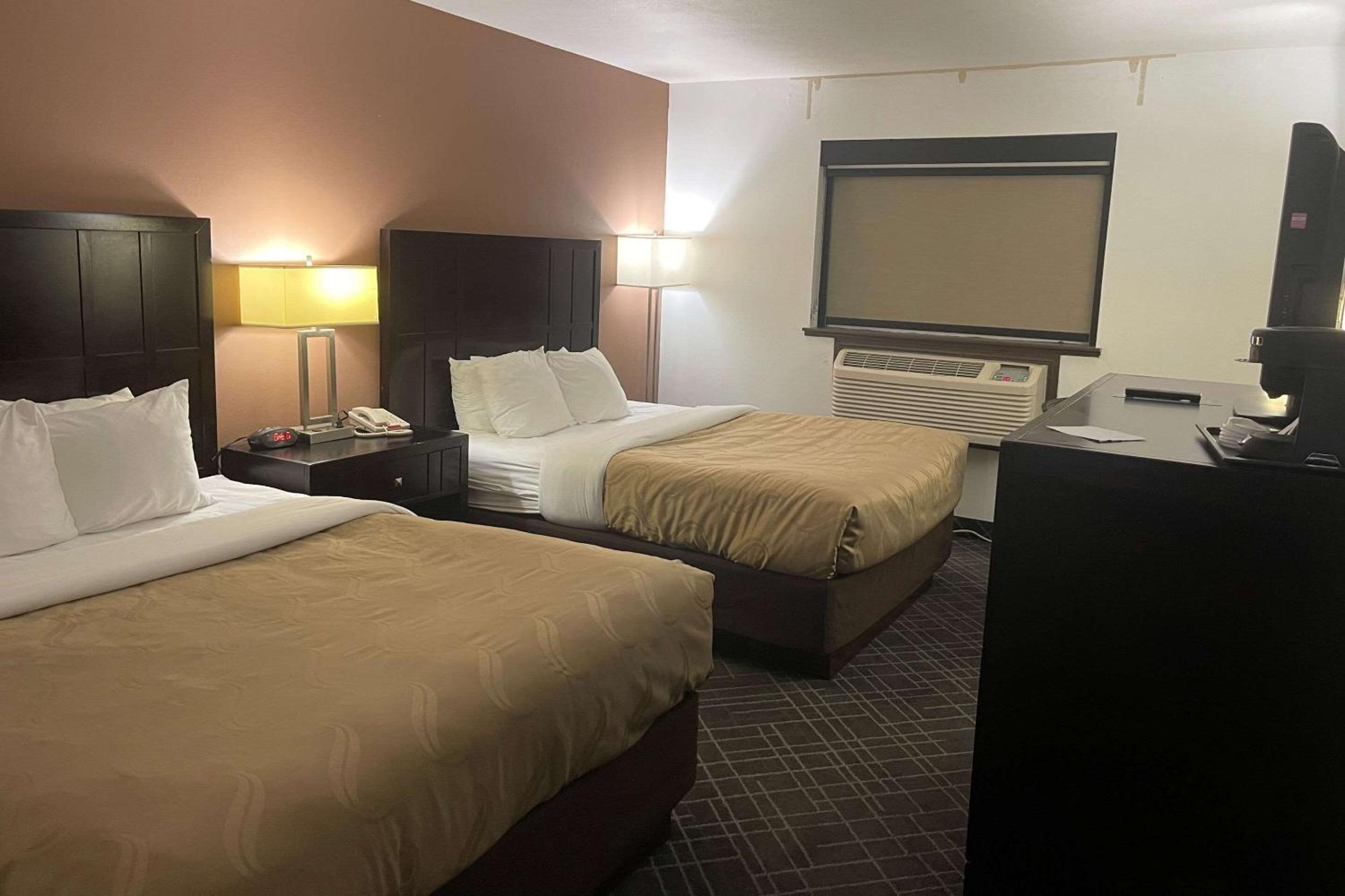 Queen Room with Two Queen Beds - Non-Smoking - Photo 9