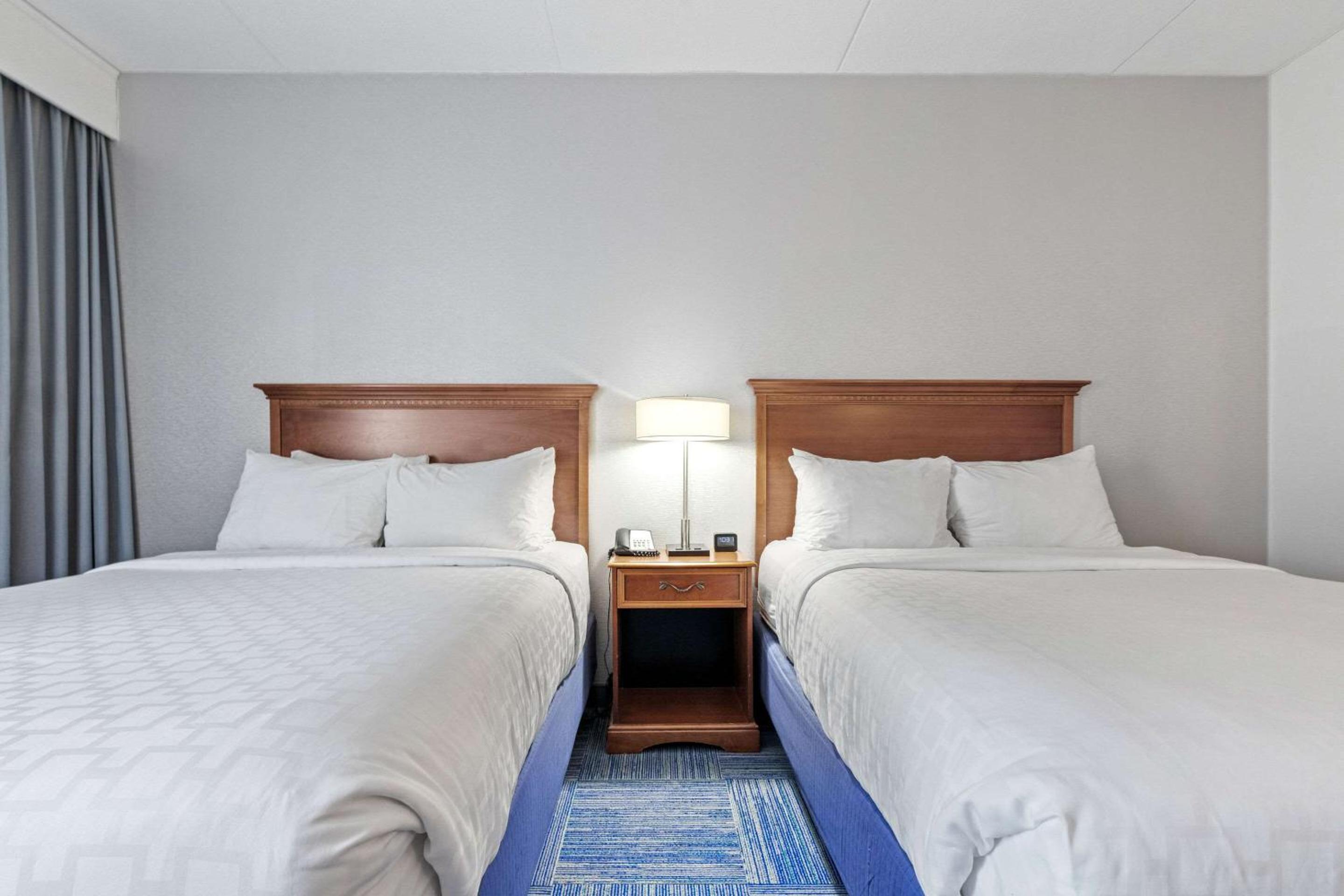 Queen Room With Two Queen Beds - Non-Smoking - Photo 1