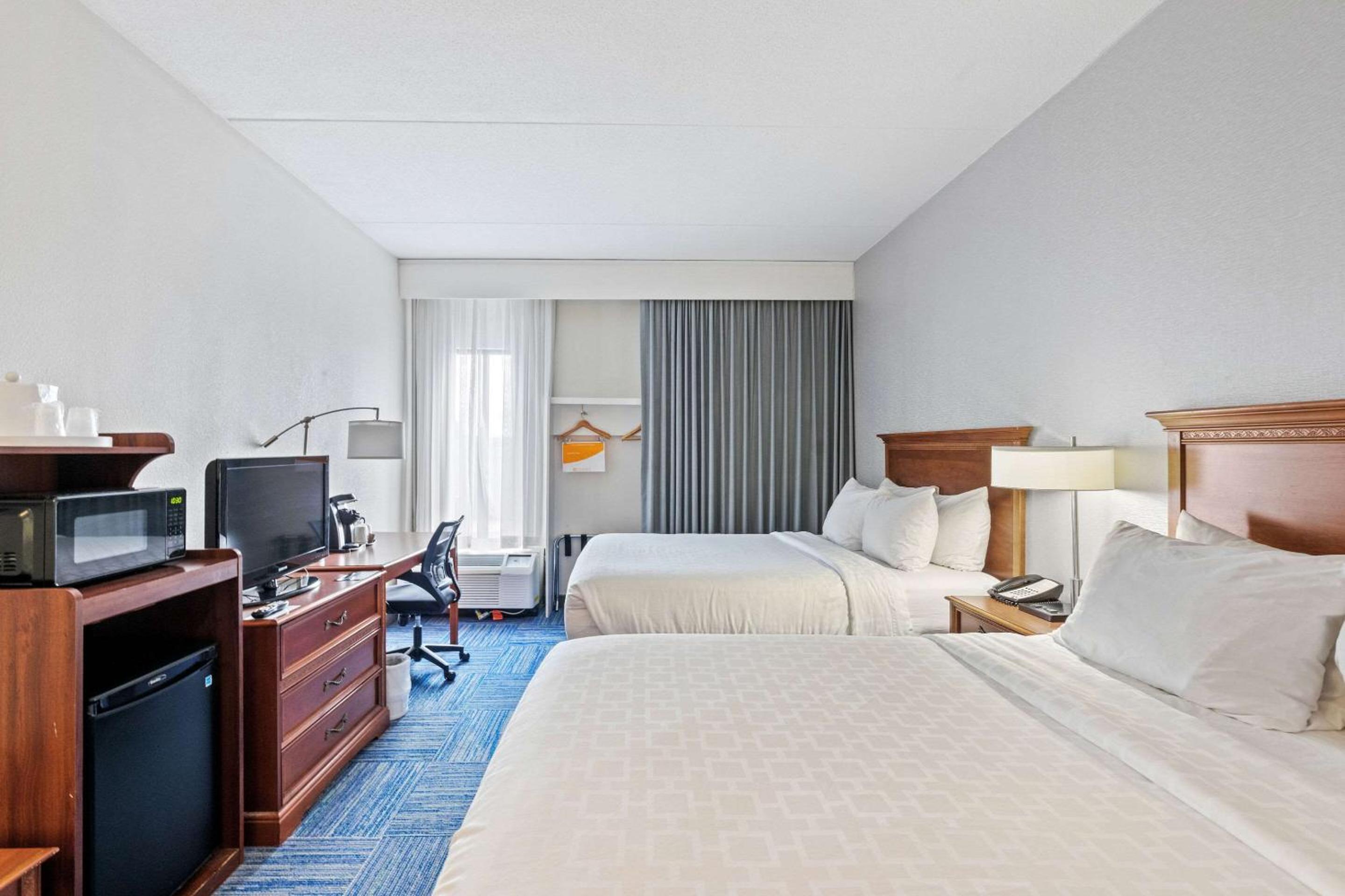 Queen Room With Two Queen Beds - Non-Smoking - Photo 3