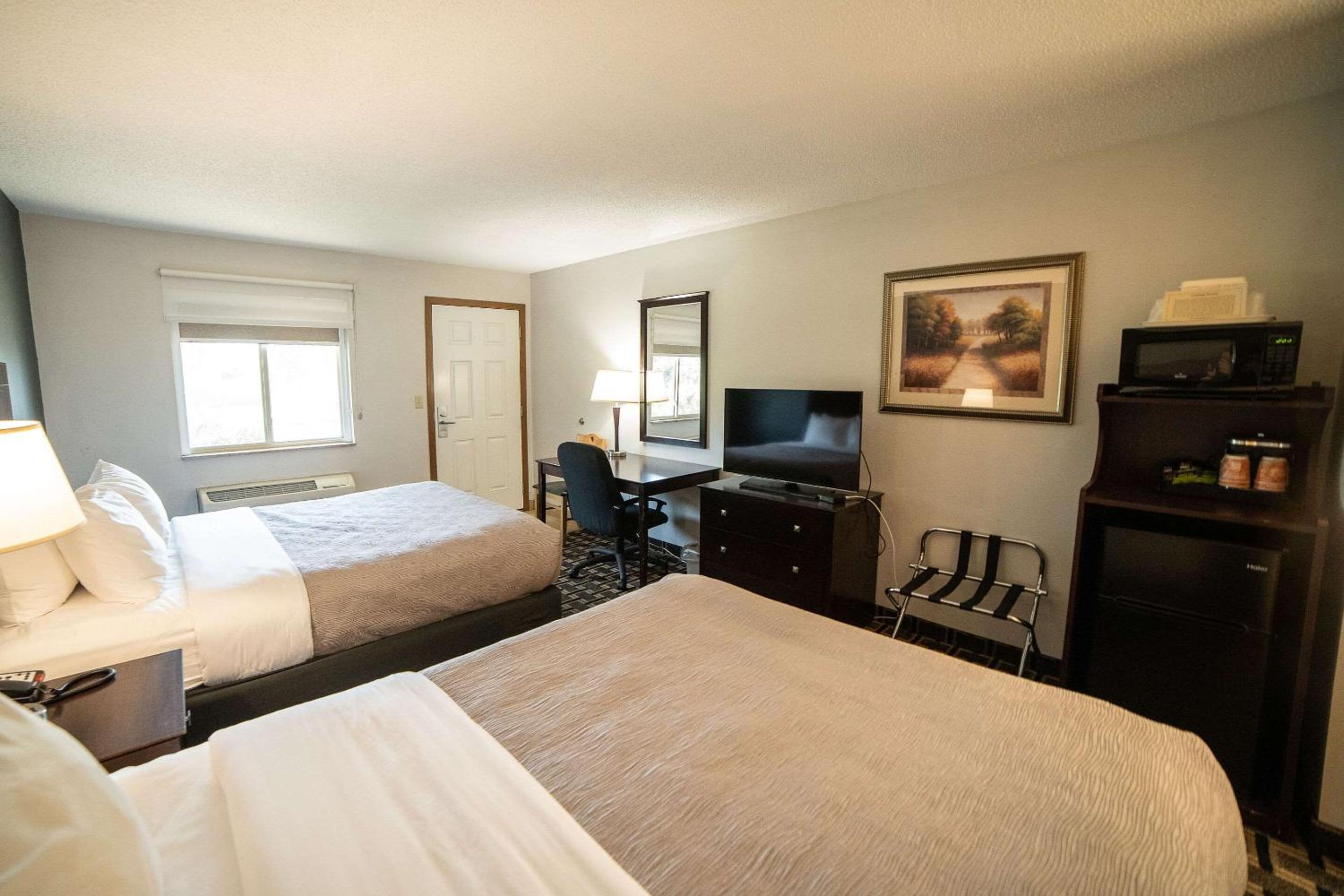 Queen Room with Two Queen Beds - Non-Smoking - Photo 2