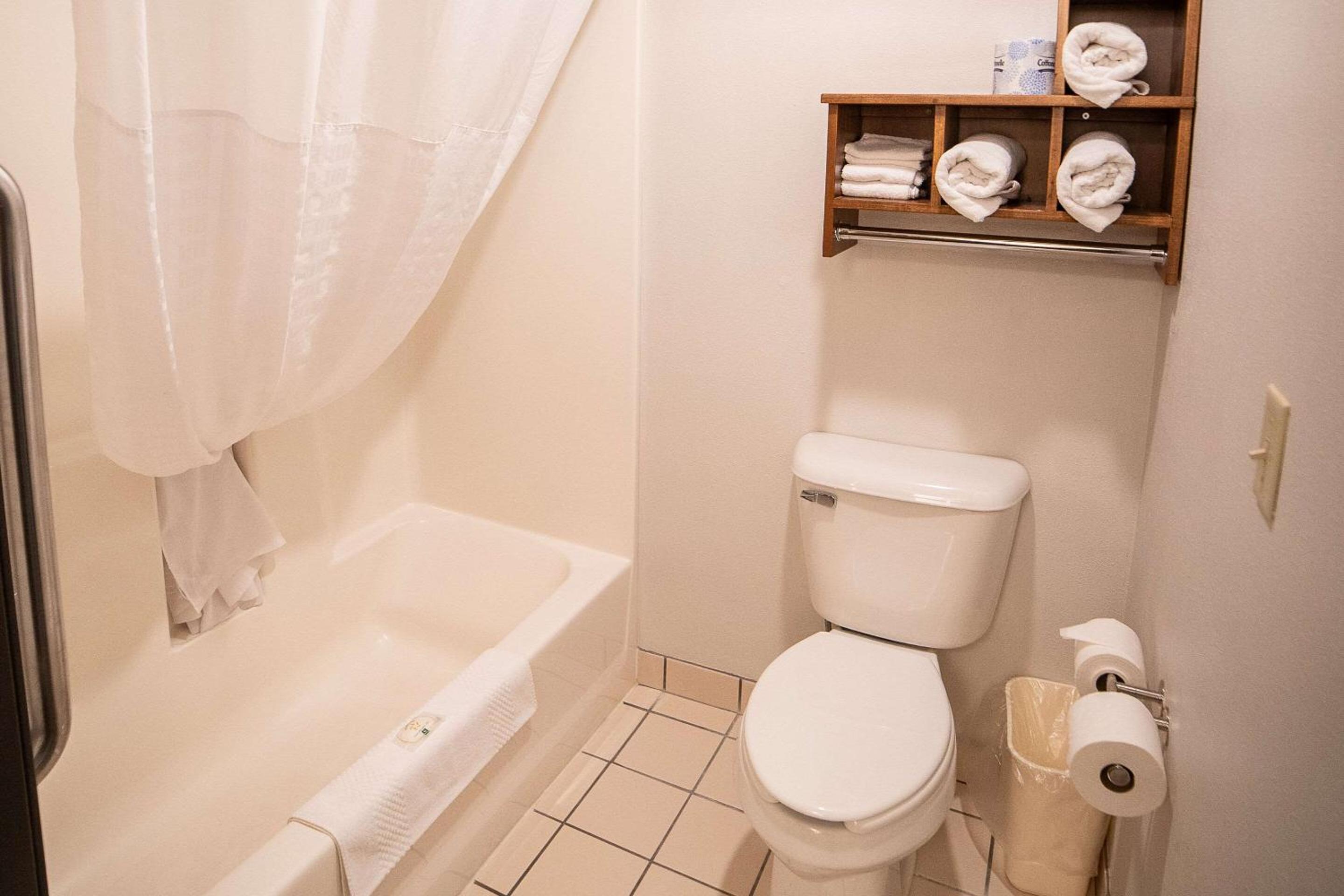 Queen Suite - Non-Smoking - Photo 3