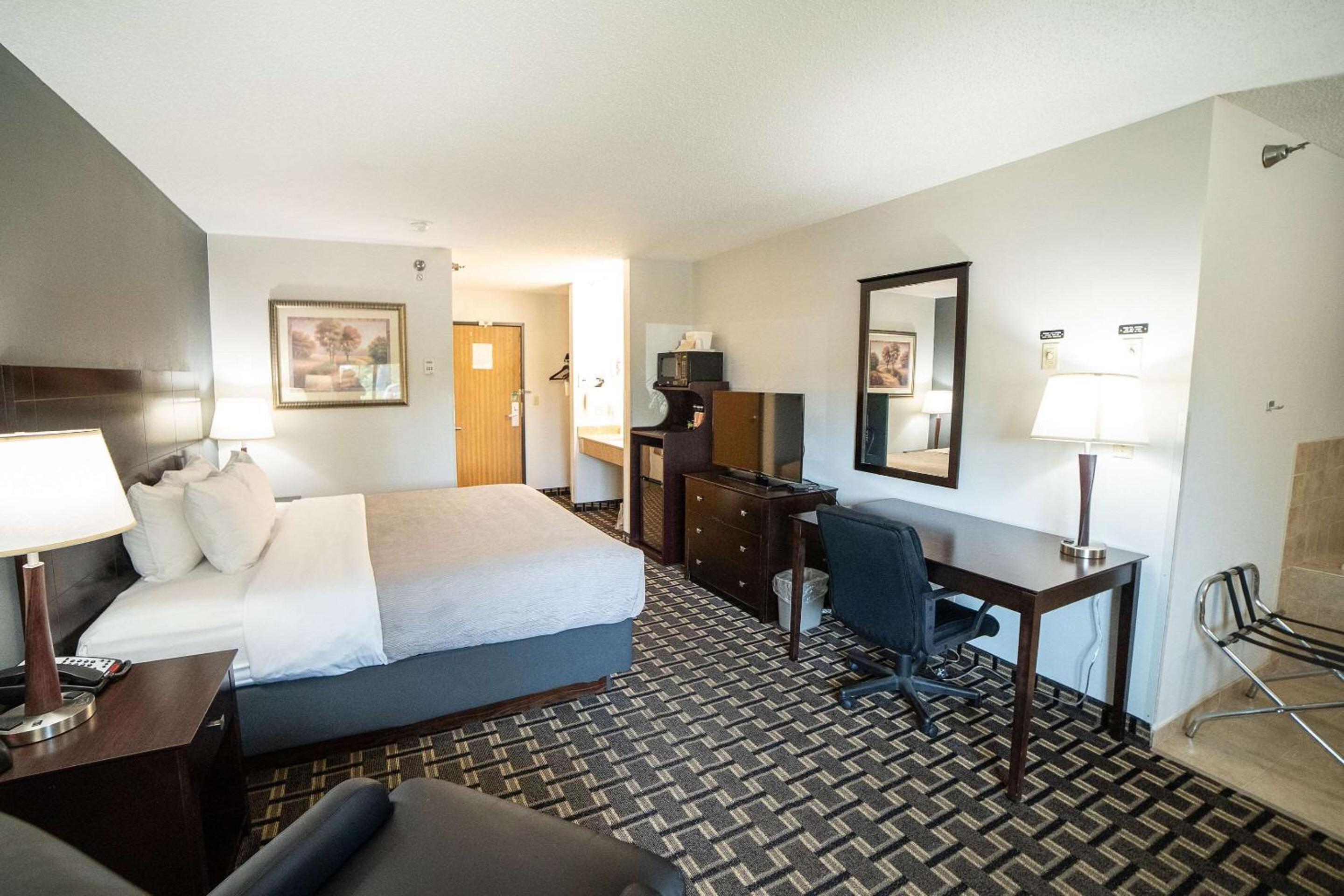 King Suite - Non-Smoking photo 2