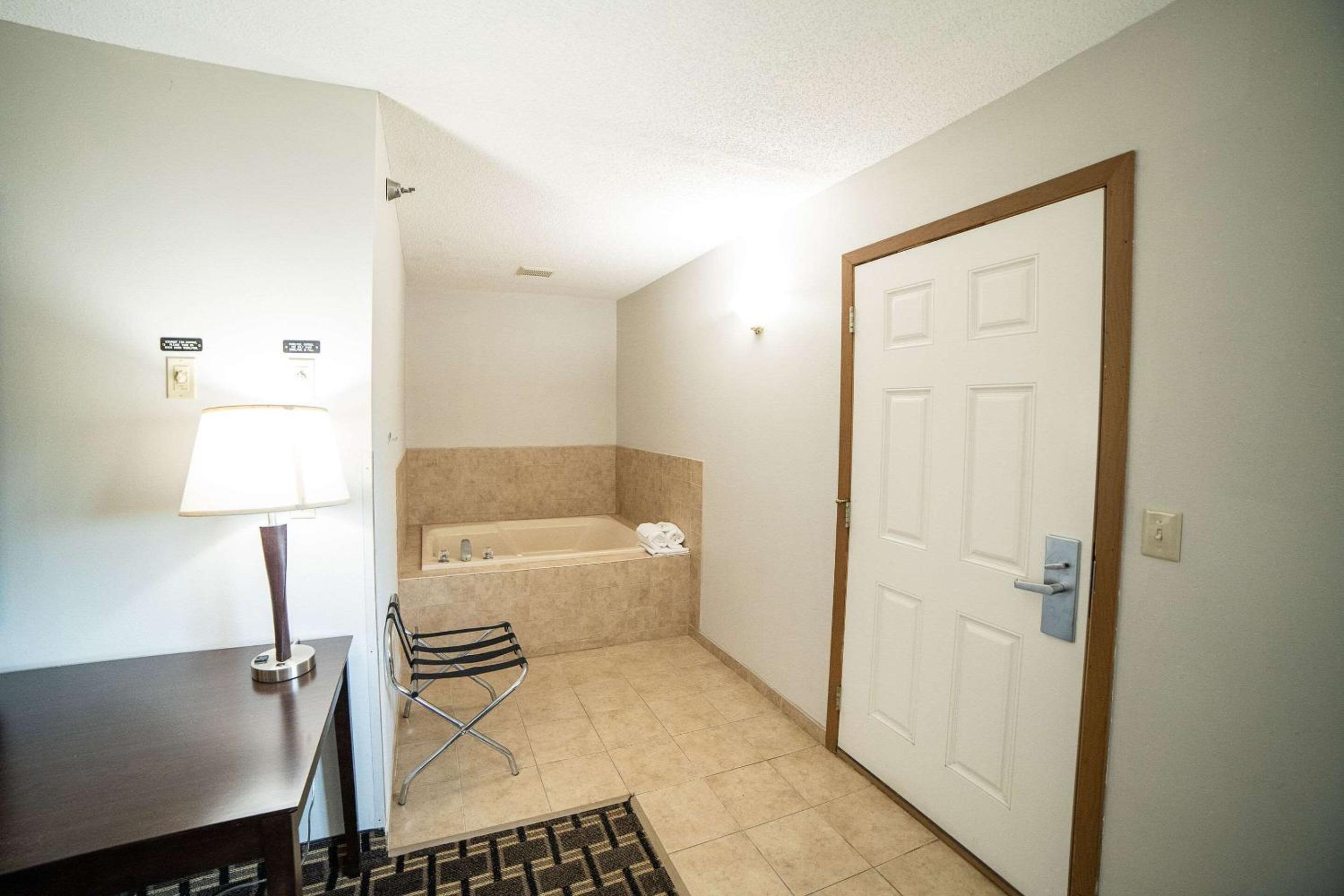 King Suite - Non-Smoking photo 3