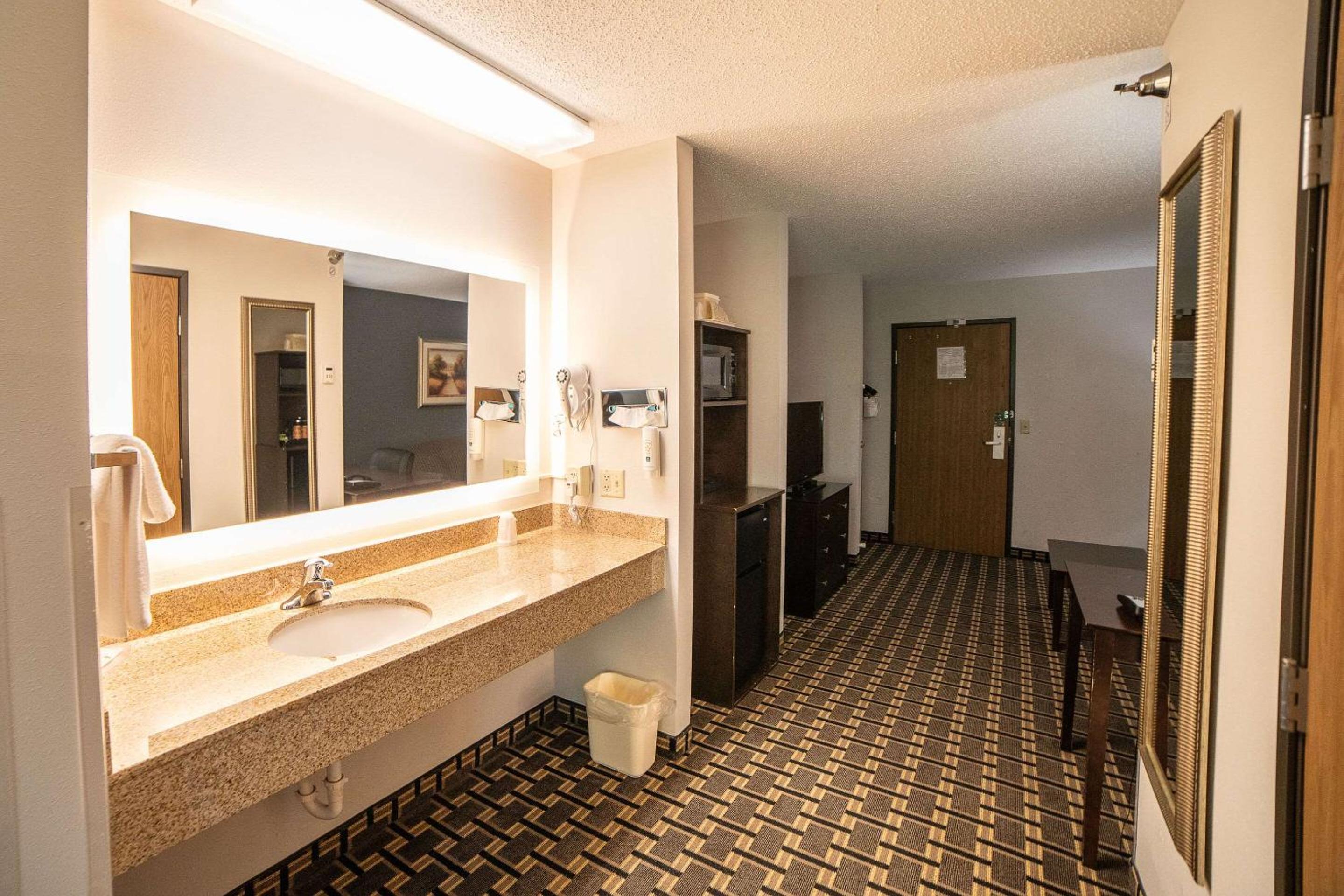 Queen Suite - Non-Smoking - Photo 2