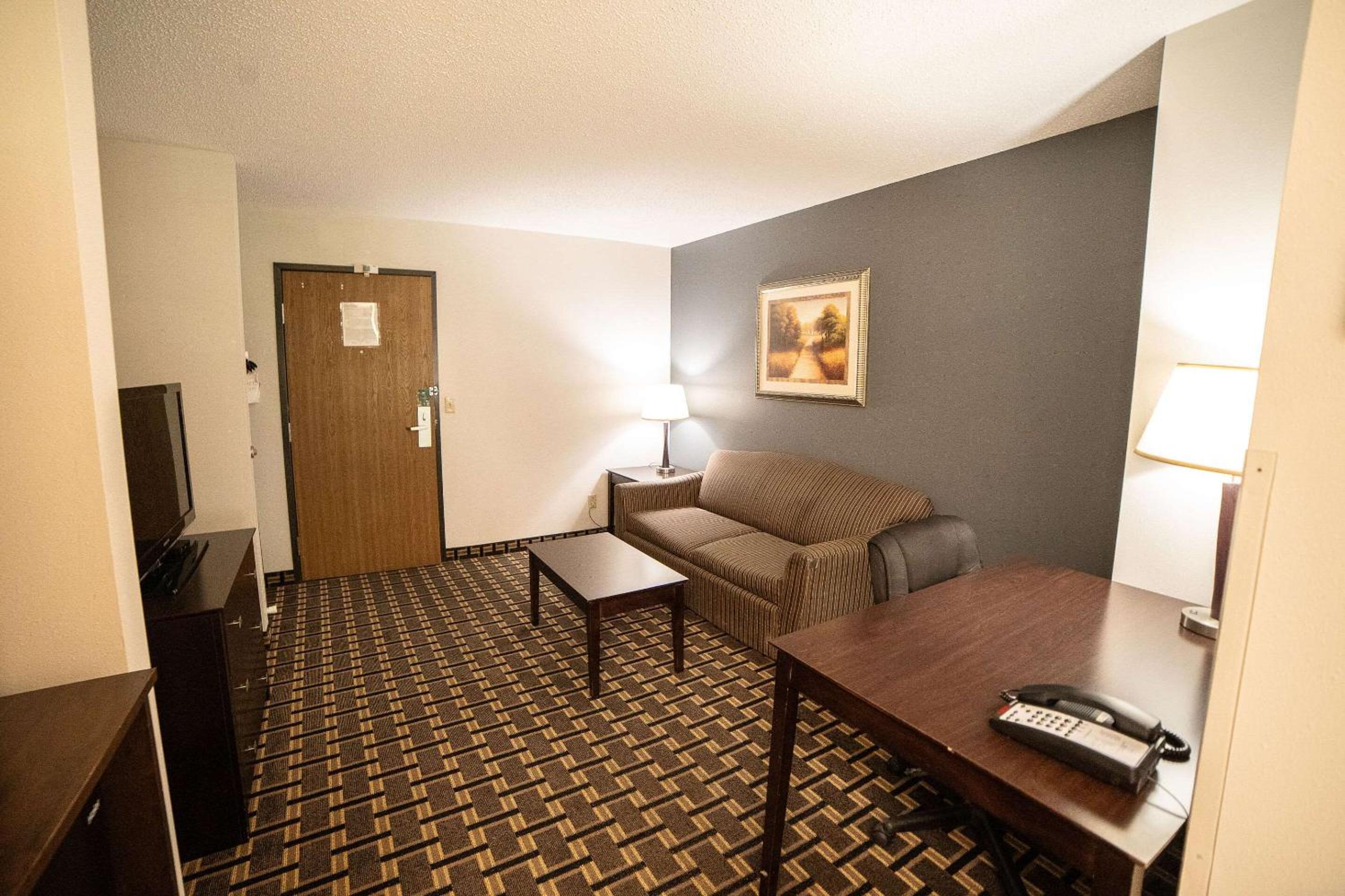 Queen Suite - Non-Smoking - Photo 4