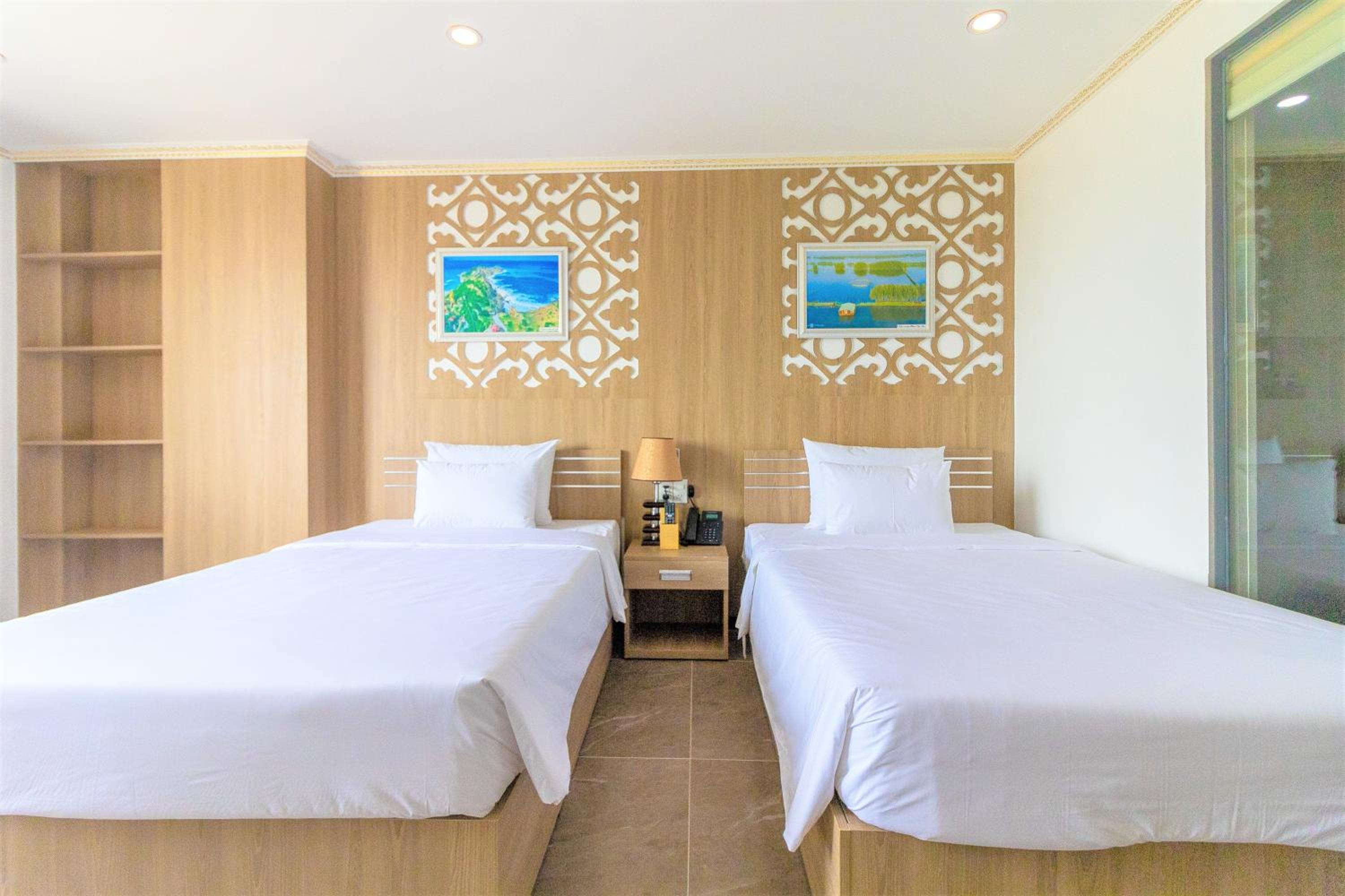 Deluxe Twin Room with City View - Photo 1