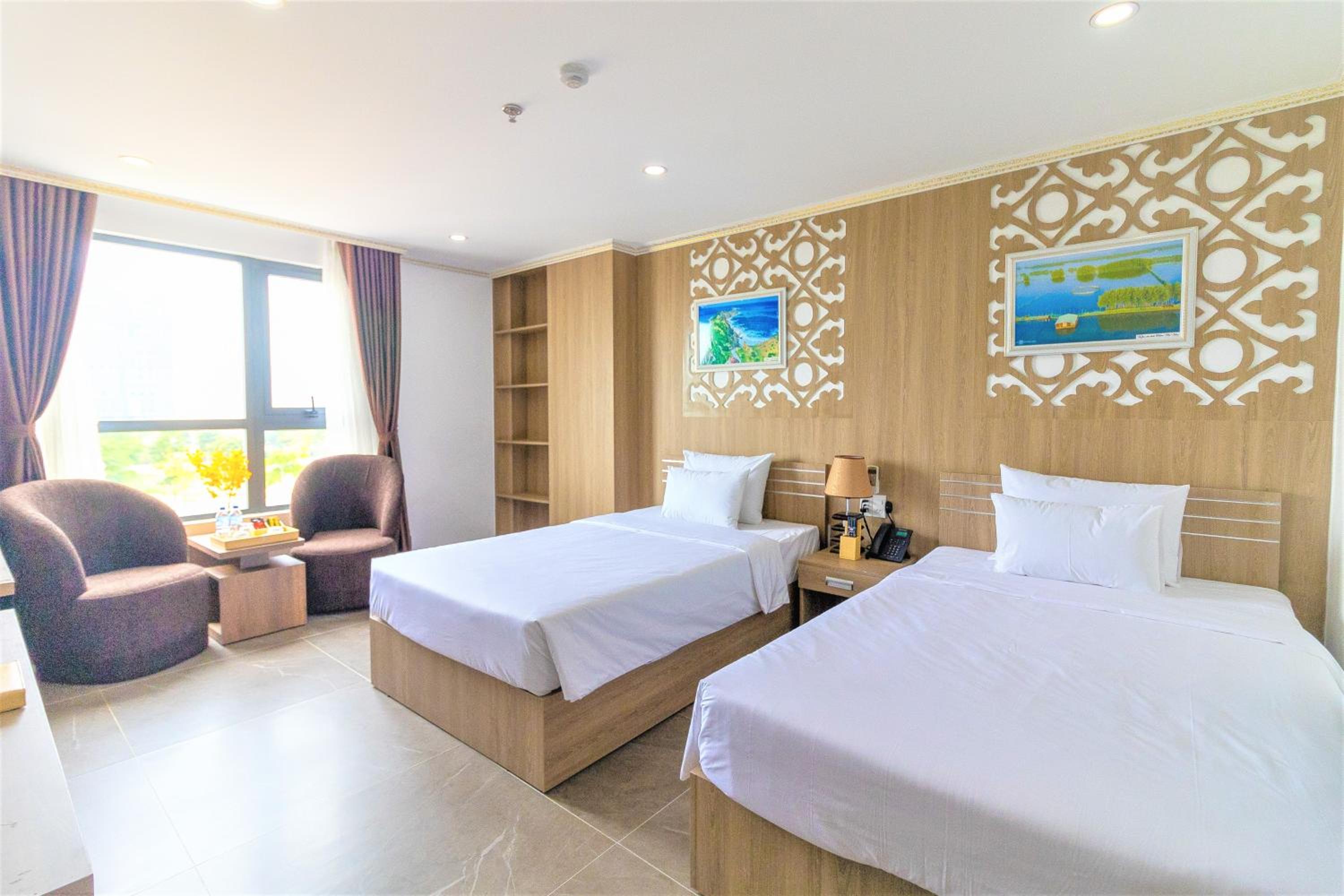 Deluxe Twin Room with City View - Photo 2