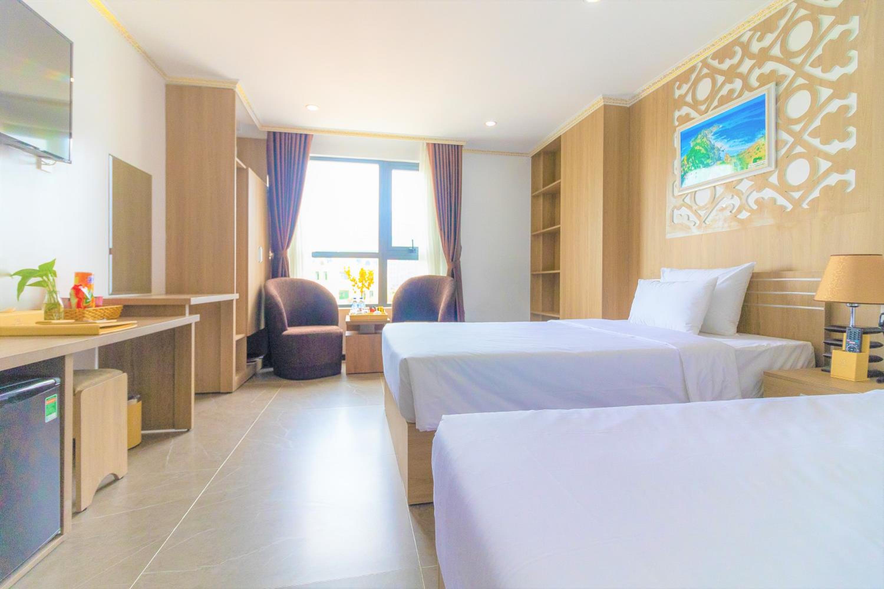 Deluxe Twin Room with City View - Photo 3