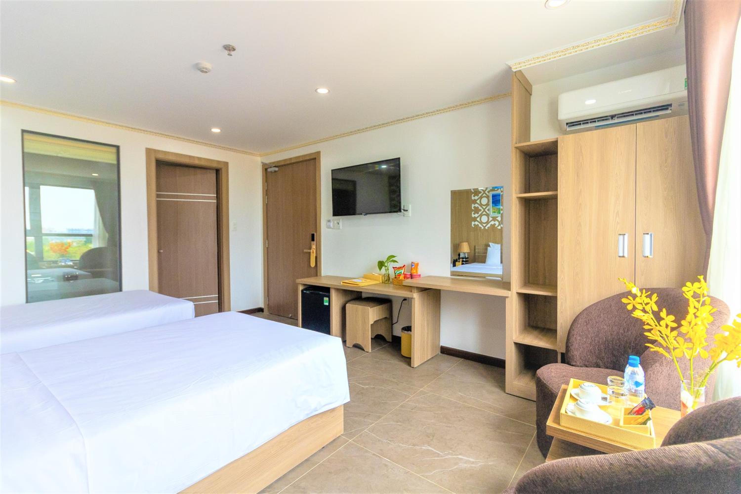 Deluxe Twin Room with City View - Photo 4