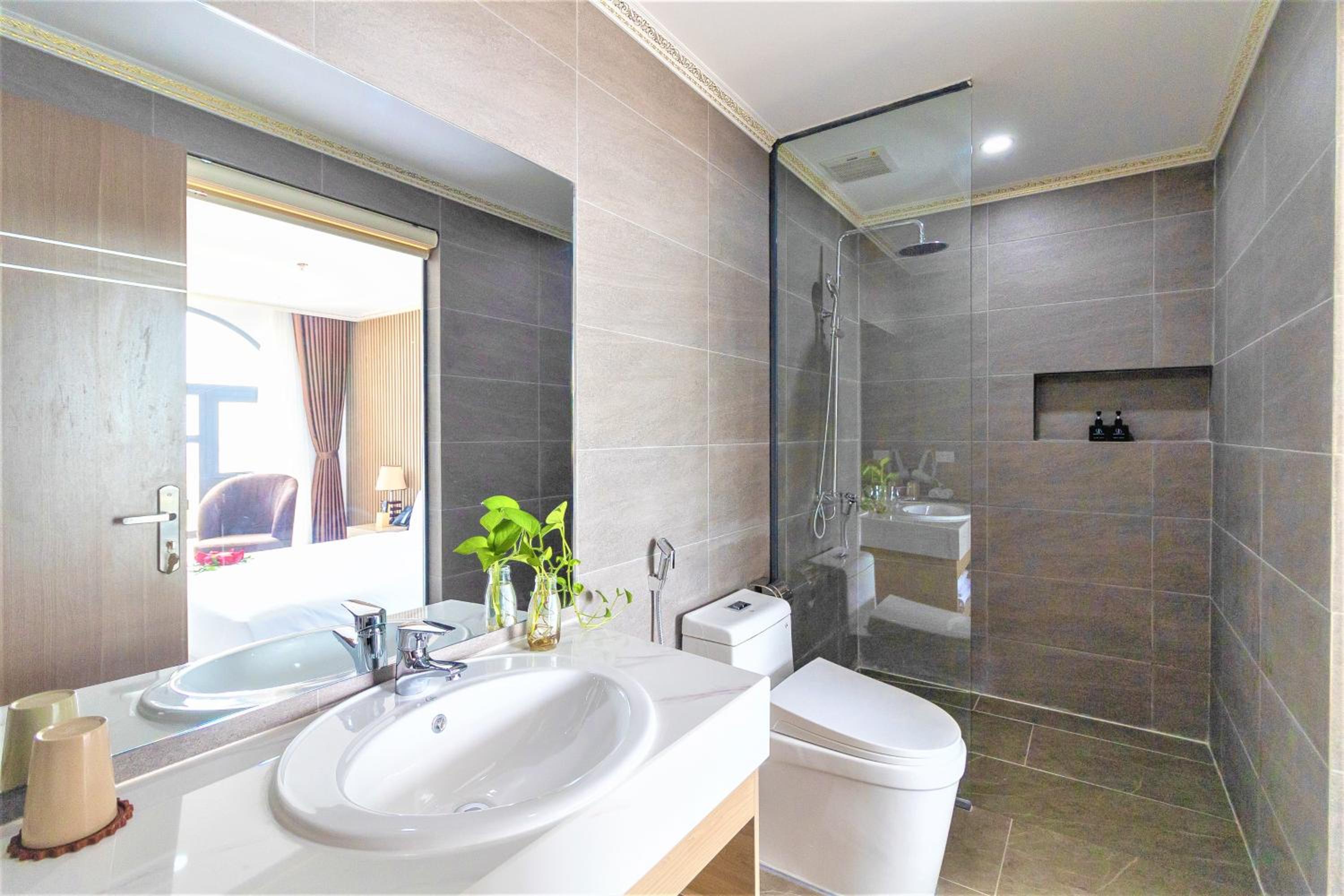 Deluxe Twin Room with City View - Photo 7