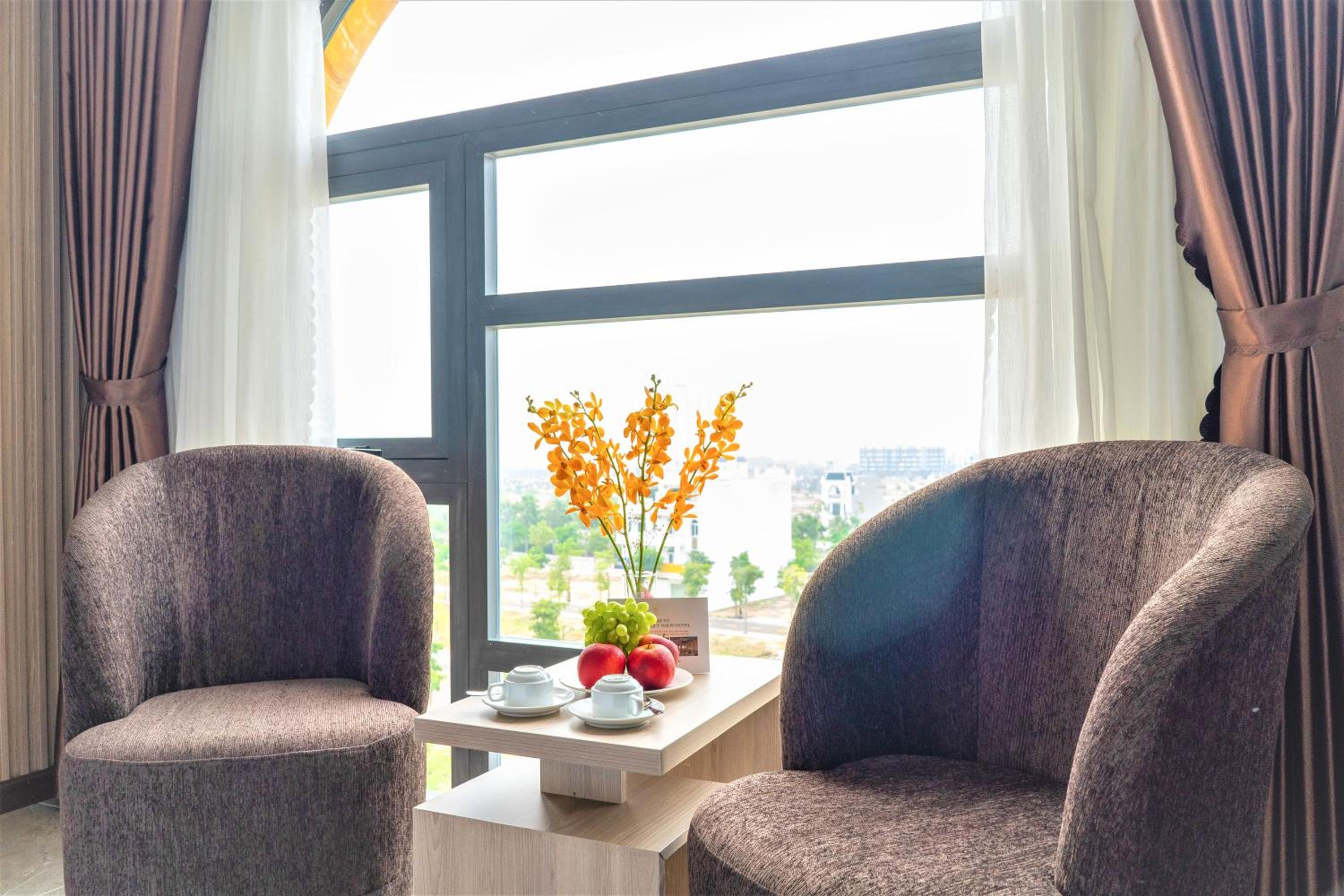 Deluxe Twin Room with City View - Photo 6