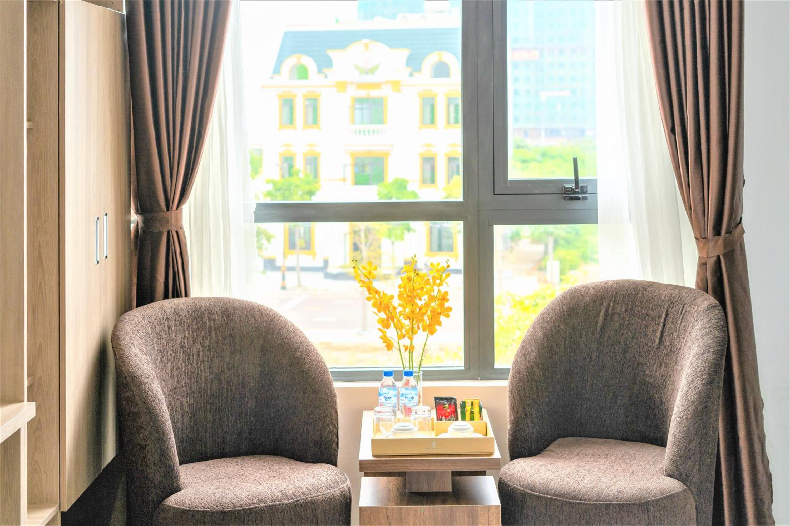 Deluxe Twin Room with City View - Photo 5