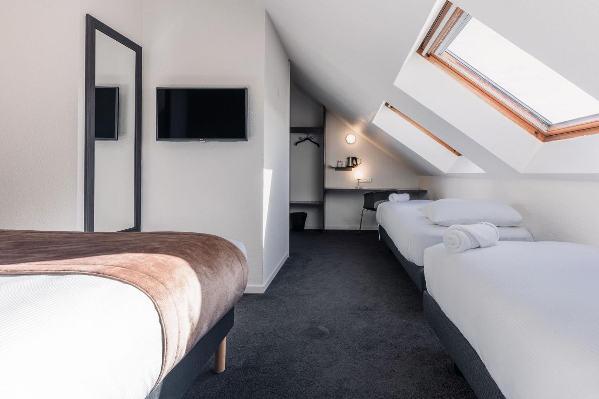 Quadruple Room with One Double Bed and Two Single Beds - Photo 3