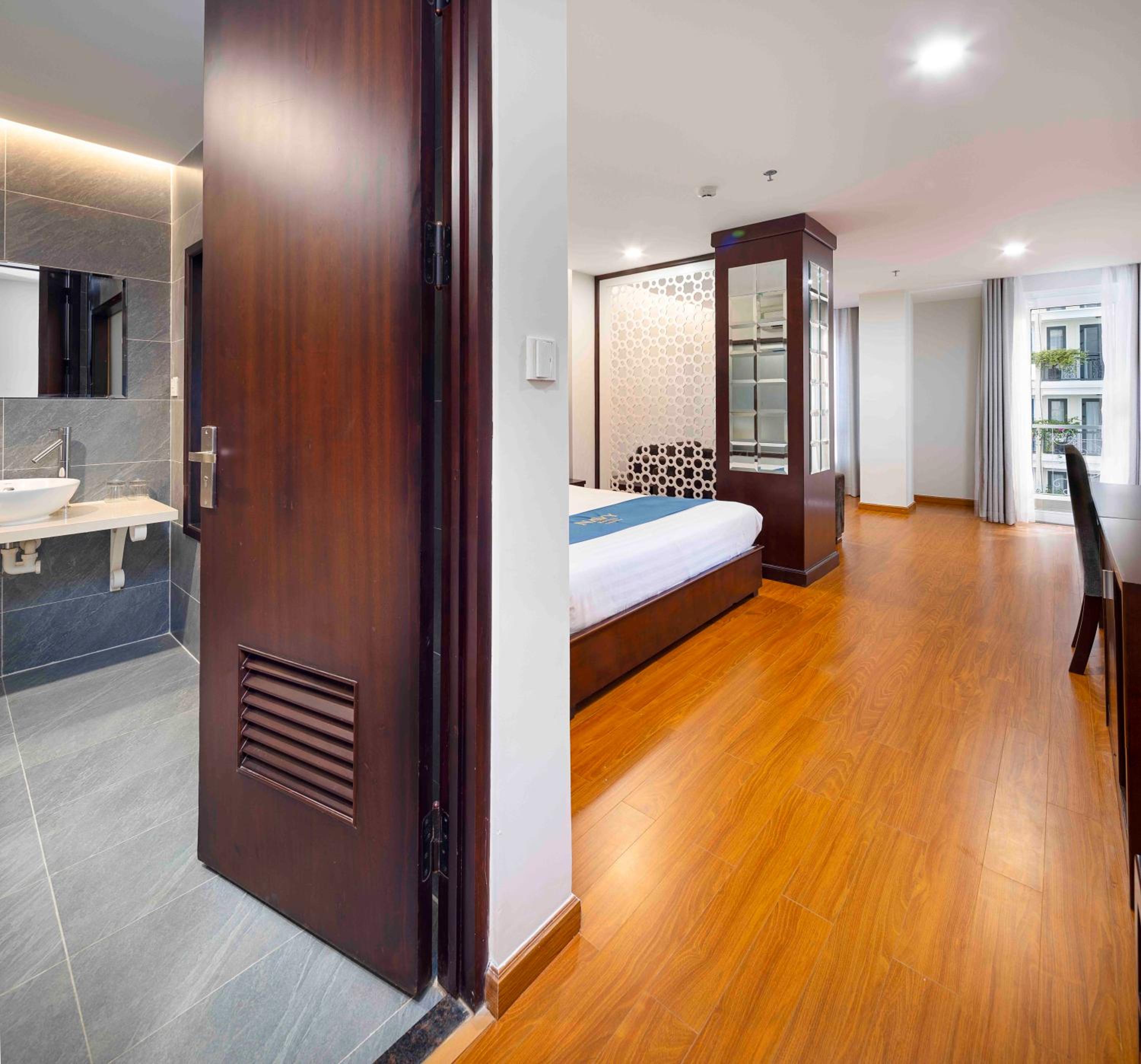 Premier Double Room with Balcony - Photo 5