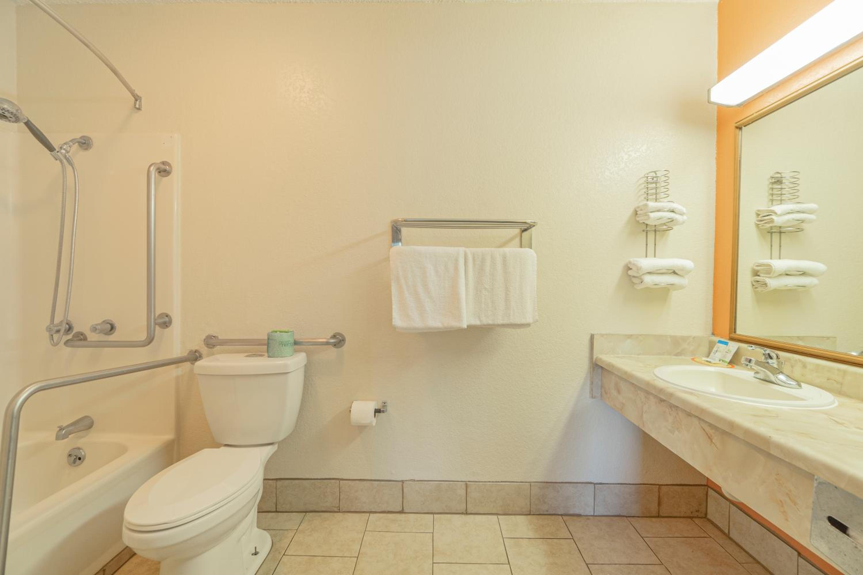Regency Inn & Suites By OYO Bay City TX, Kuva 7