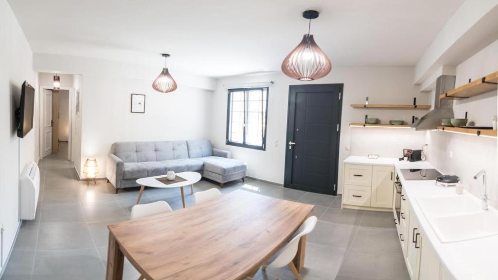 Deluxe One-Bedroom Apartment with Garden View photo 1