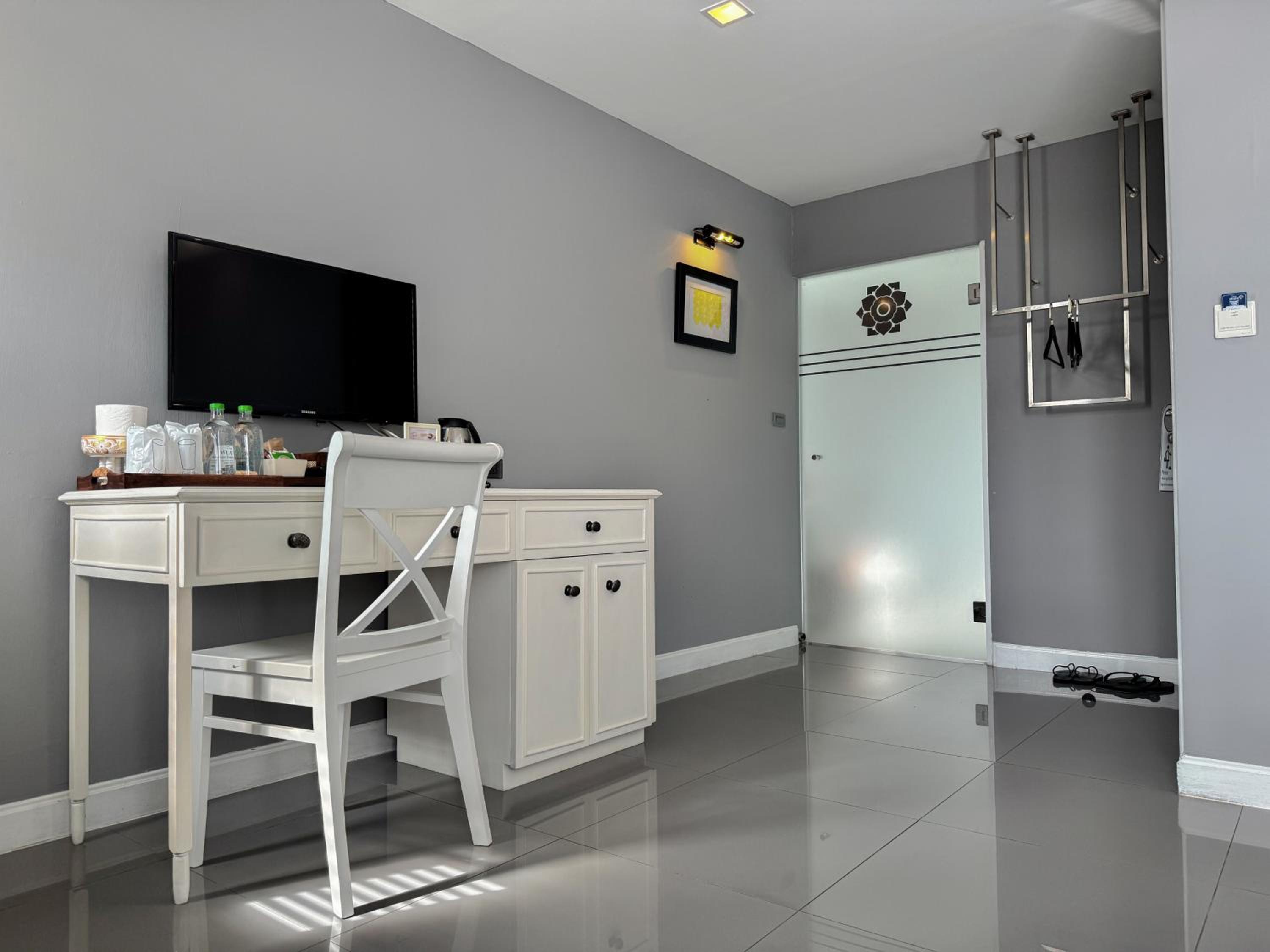 Deluxe Double Room with Balcony - Photo 22