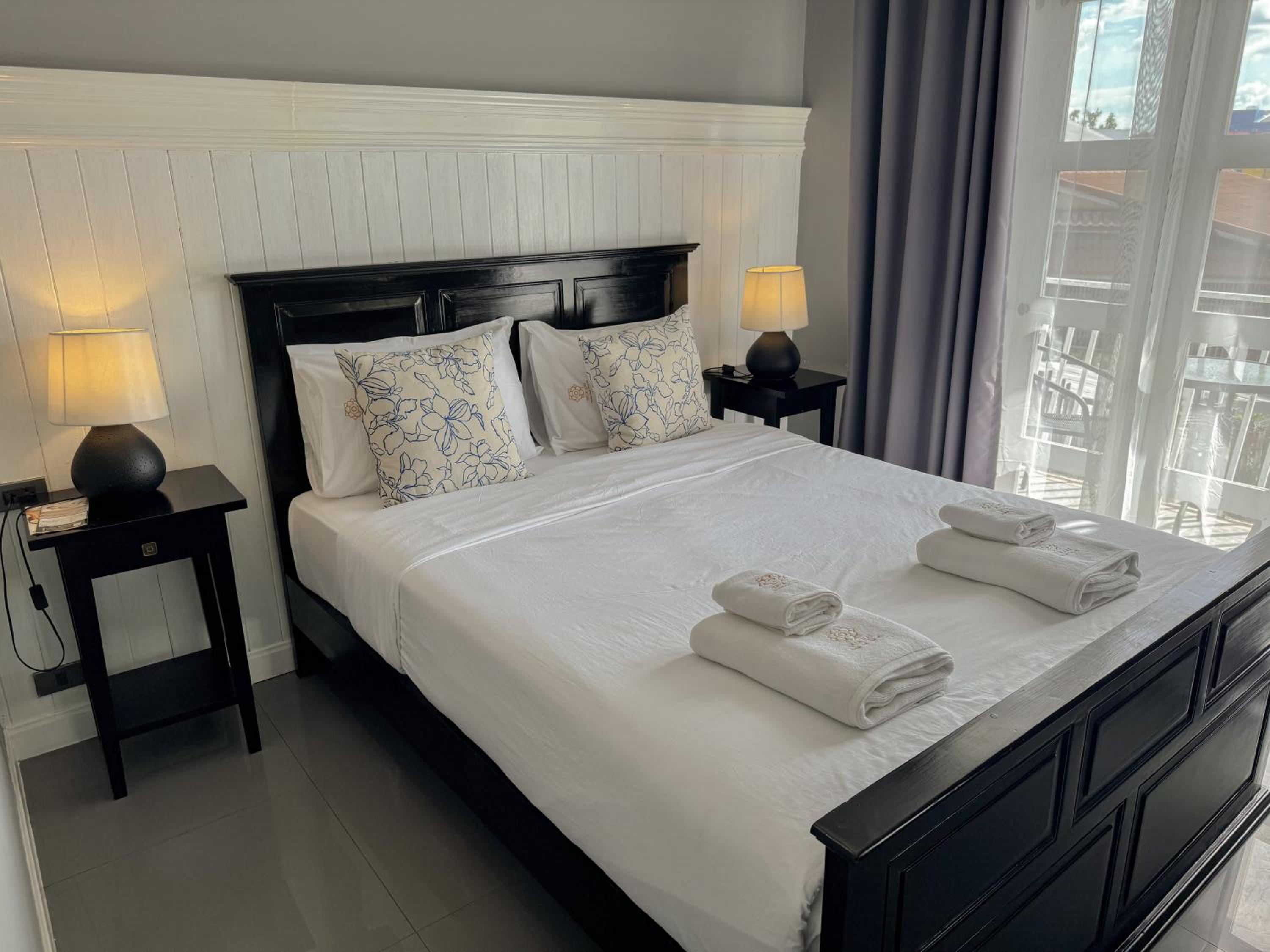Deluxe Double Room with Balcony - Photo 26