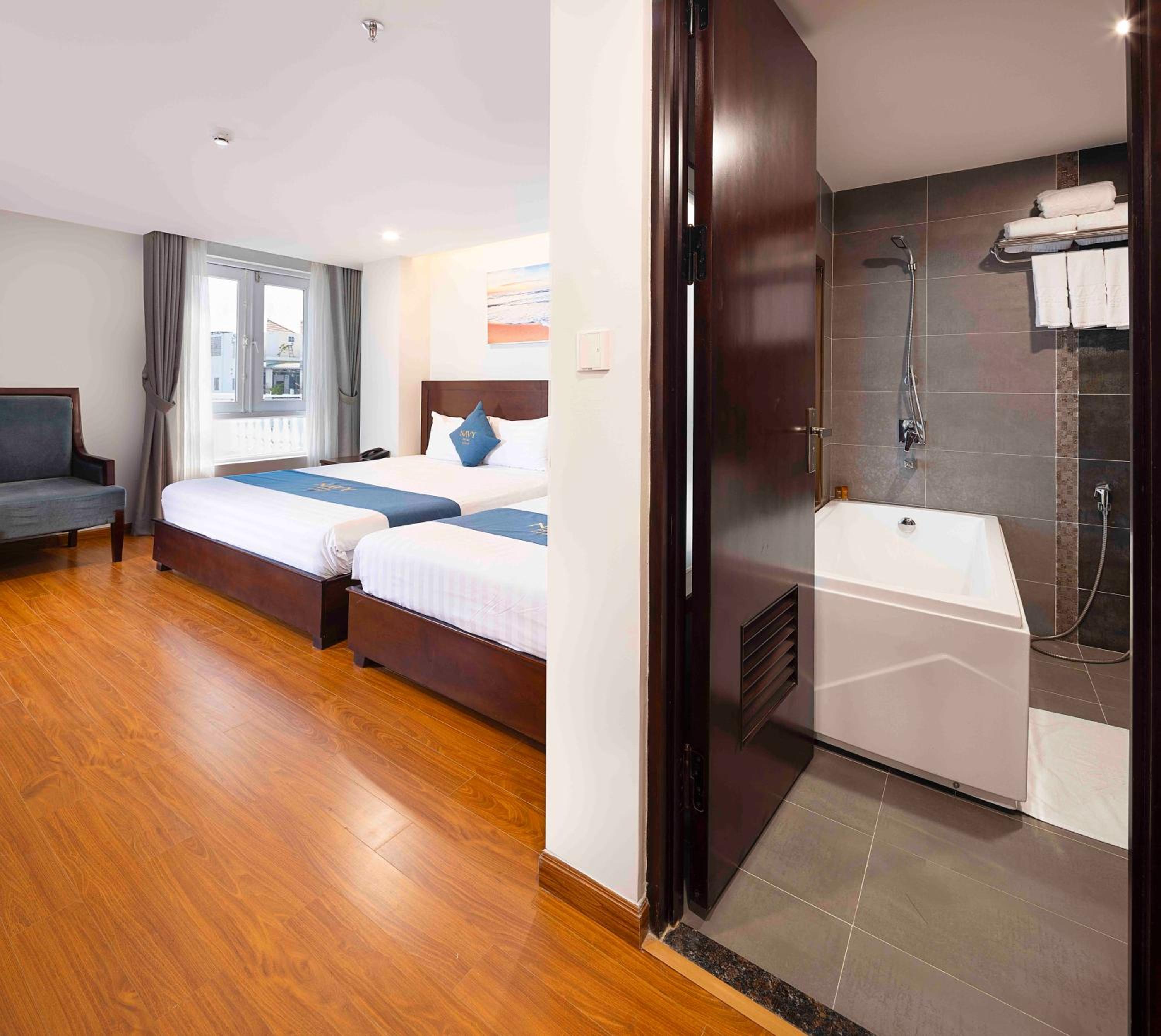Deluxe Triple Room with Balcony - Photo 5