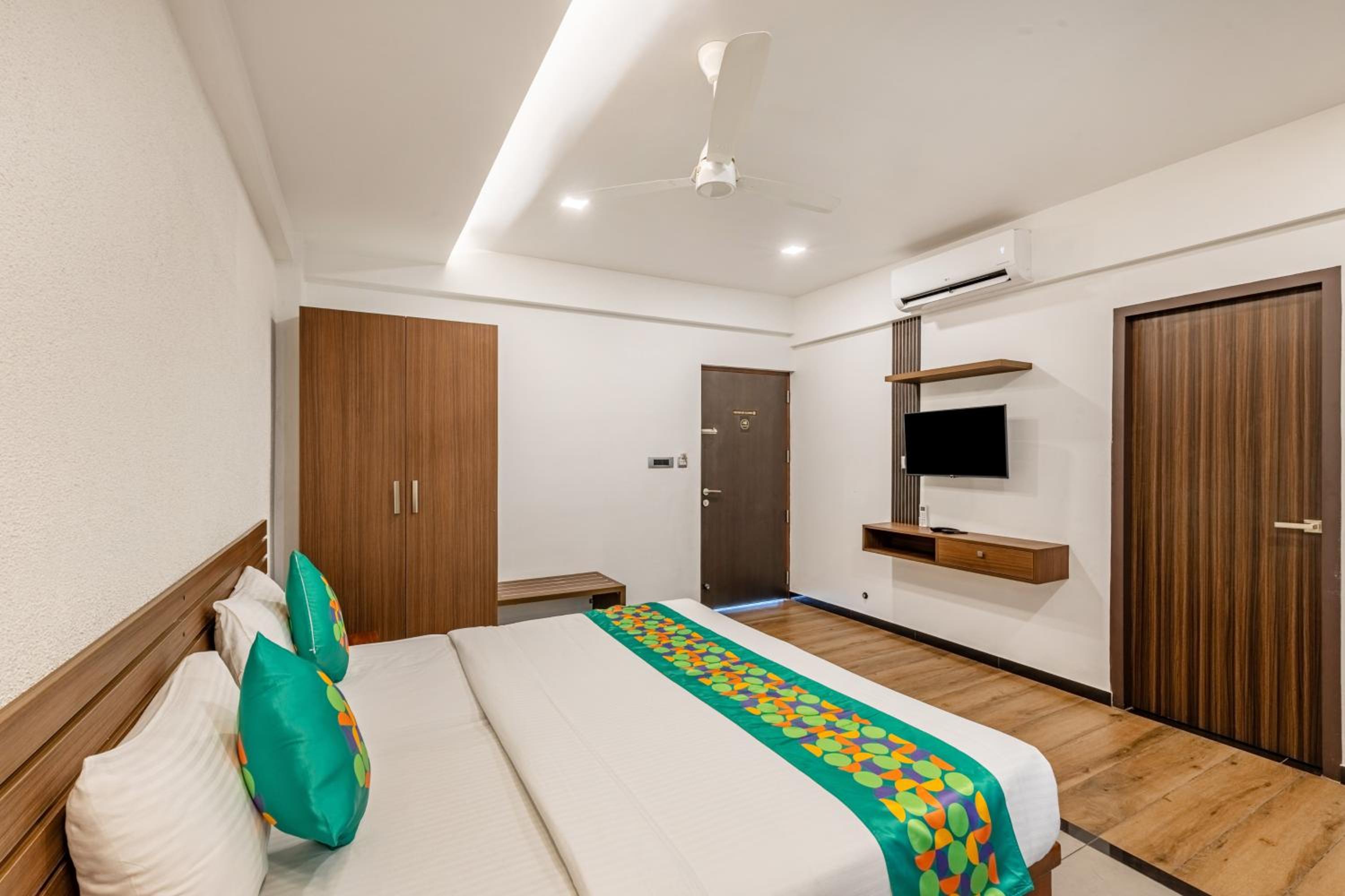 Deluxe Room - Photo 5