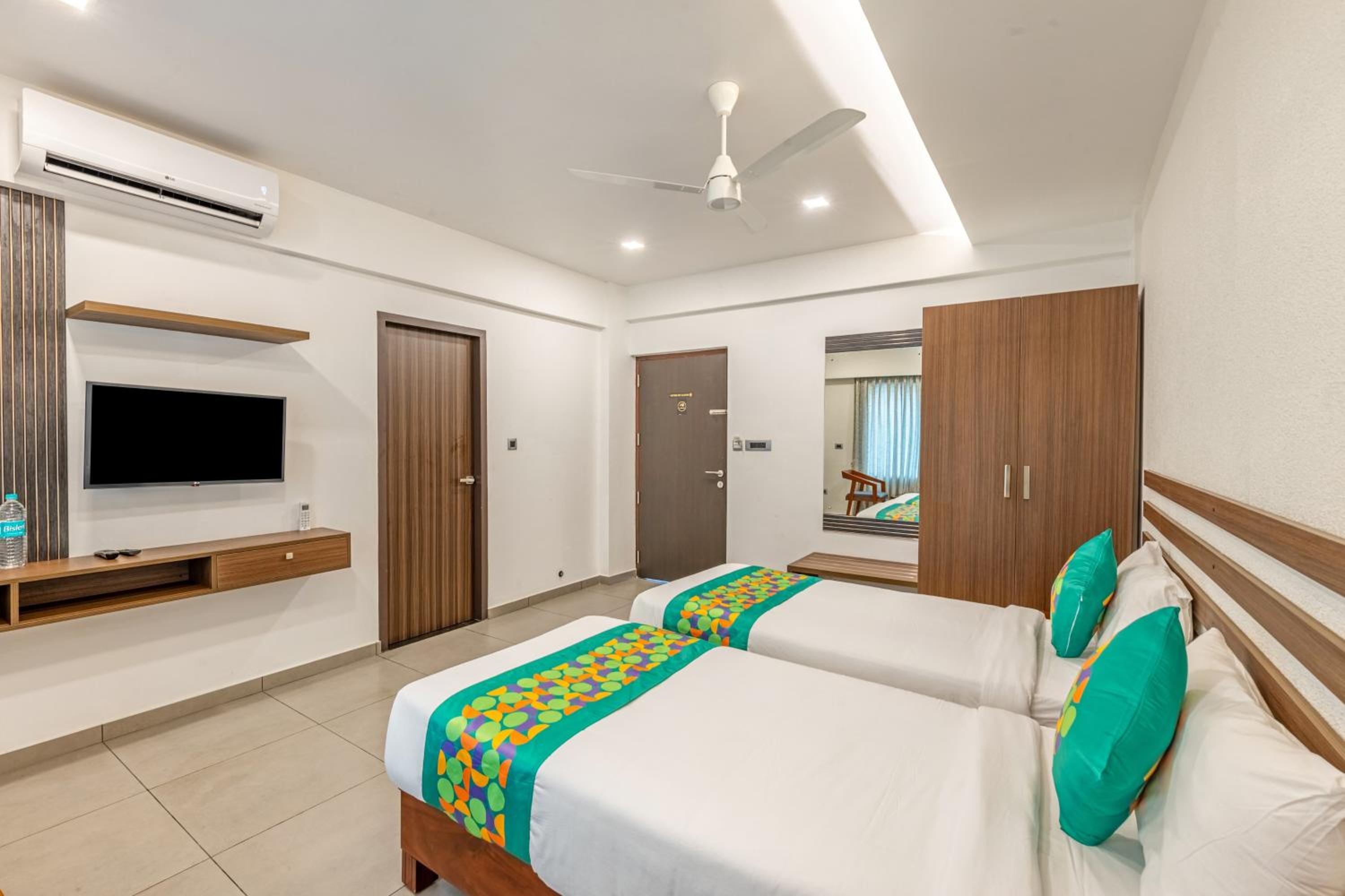 Deluxe Room - Photo 10