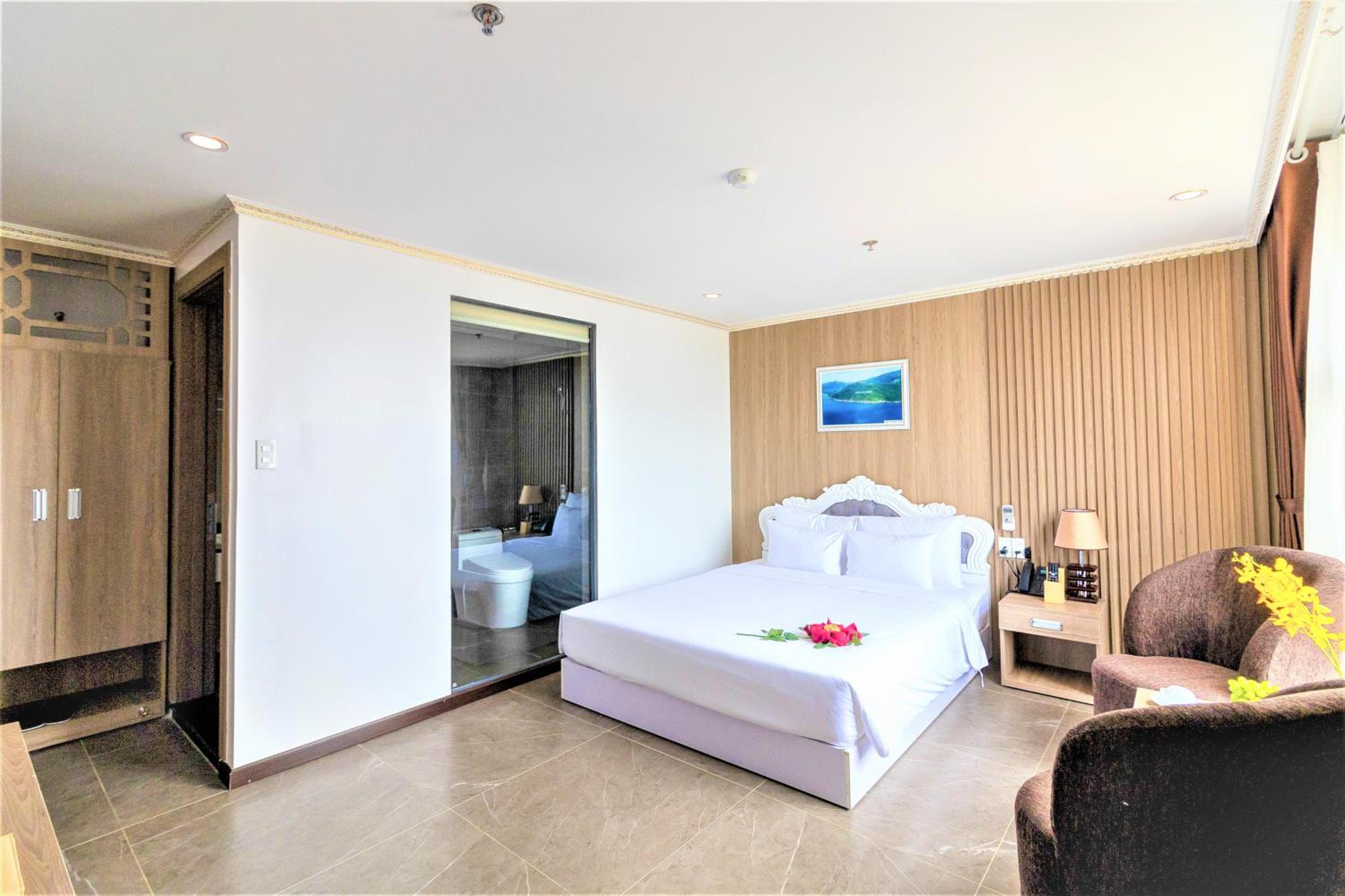Deluxe Double Room with City View - Photo 7
