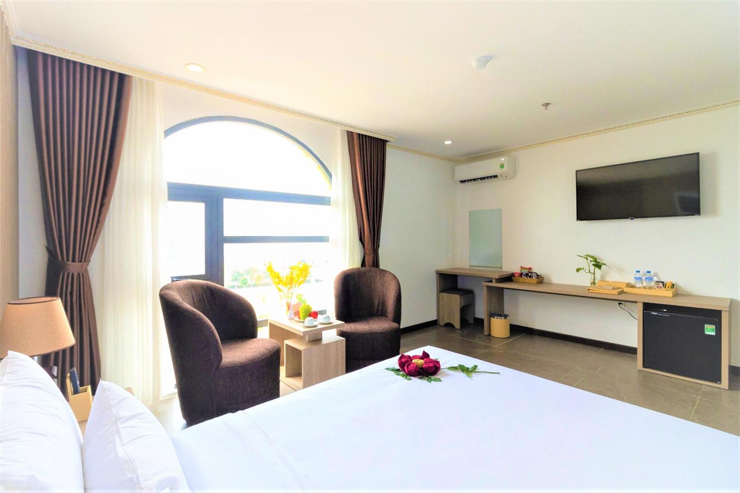 Deluxe Double Room with City View - Photo 4