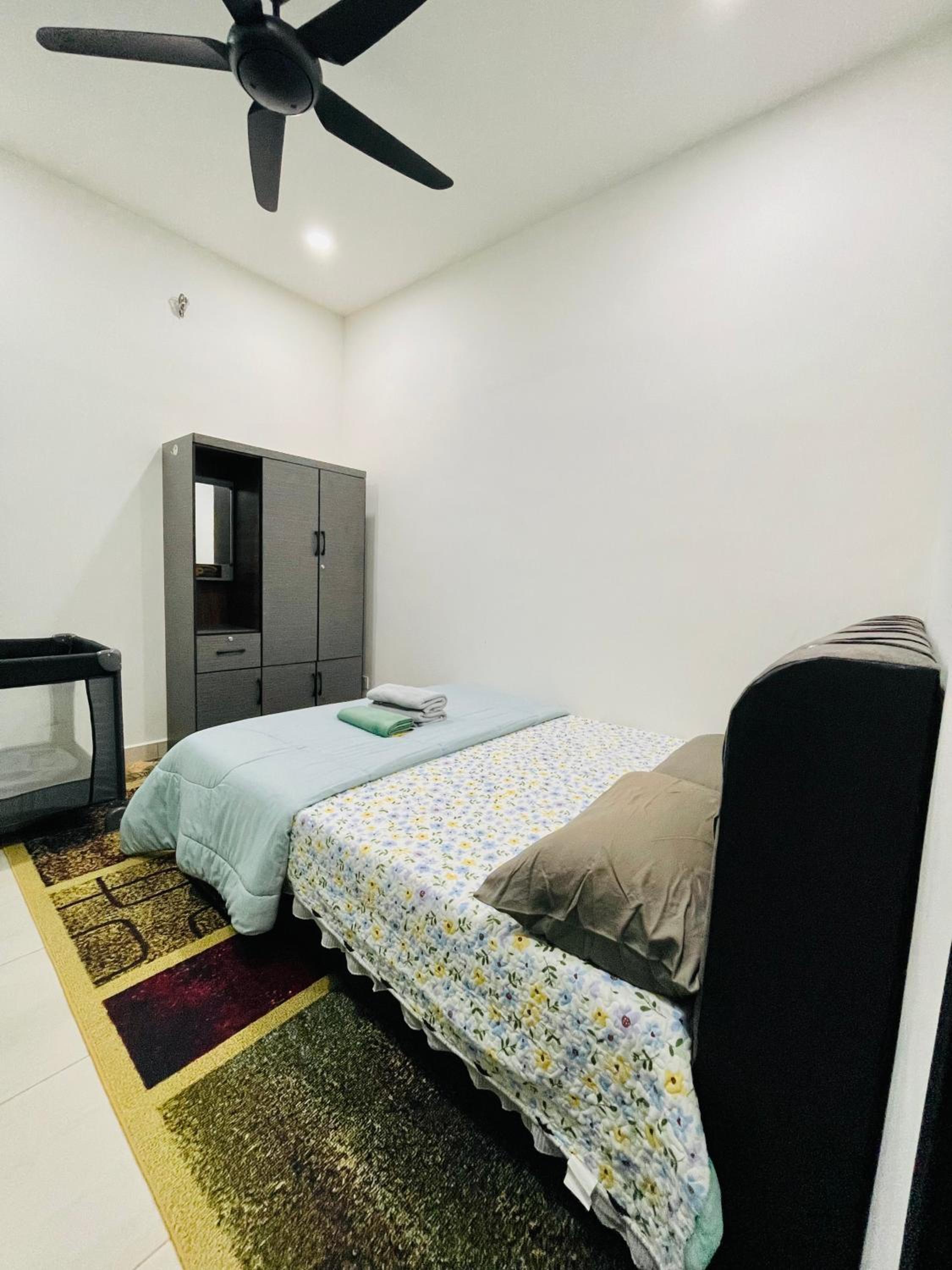 Three-Bedroom House photo 2
