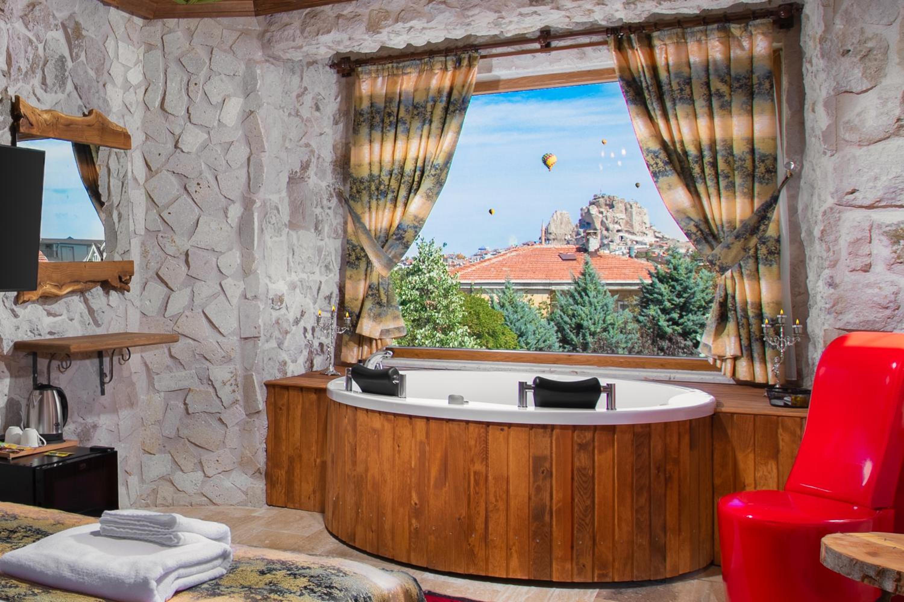 Queen Suite With Spa Bath photo 3