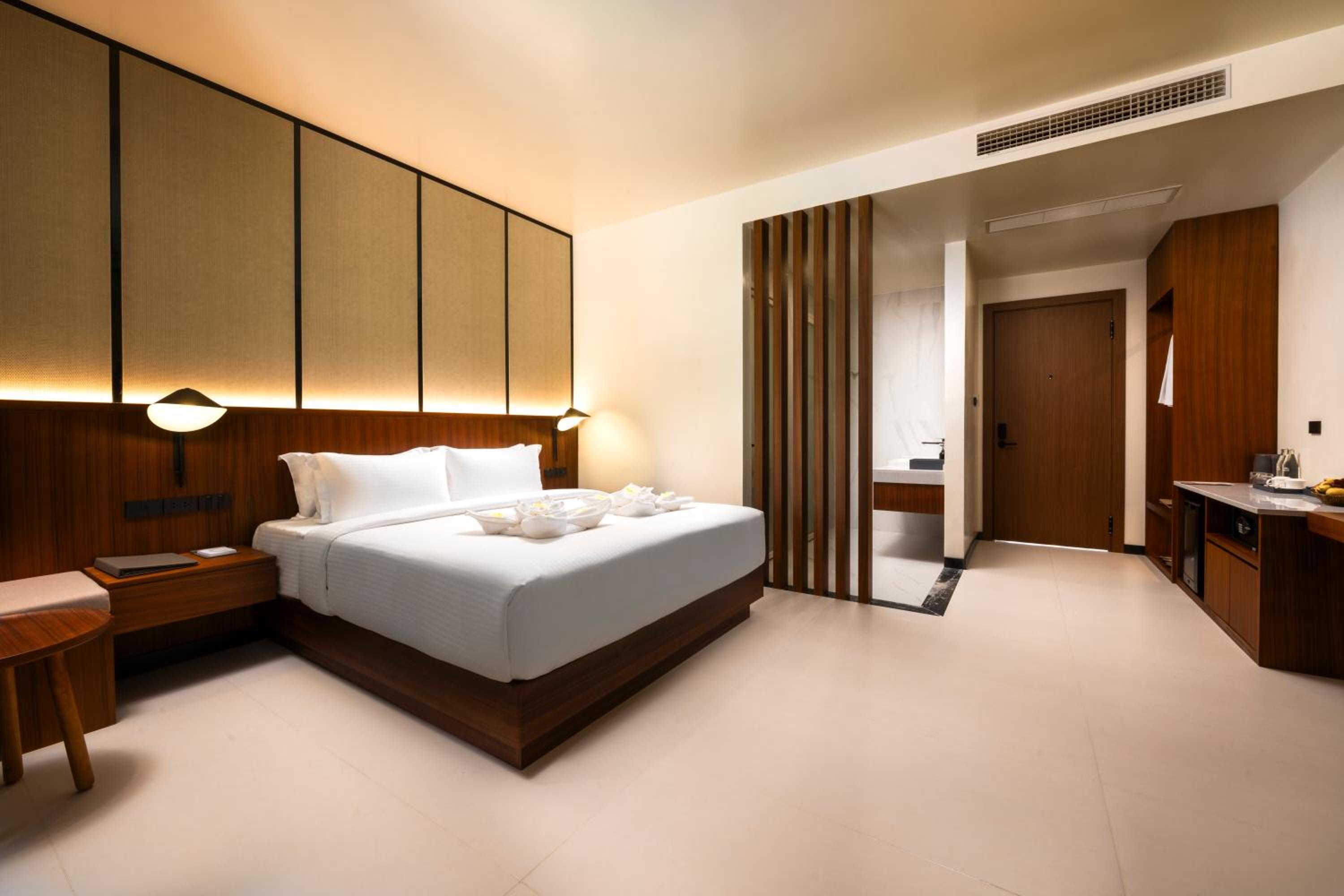 Deluxe King Room - Photo 13