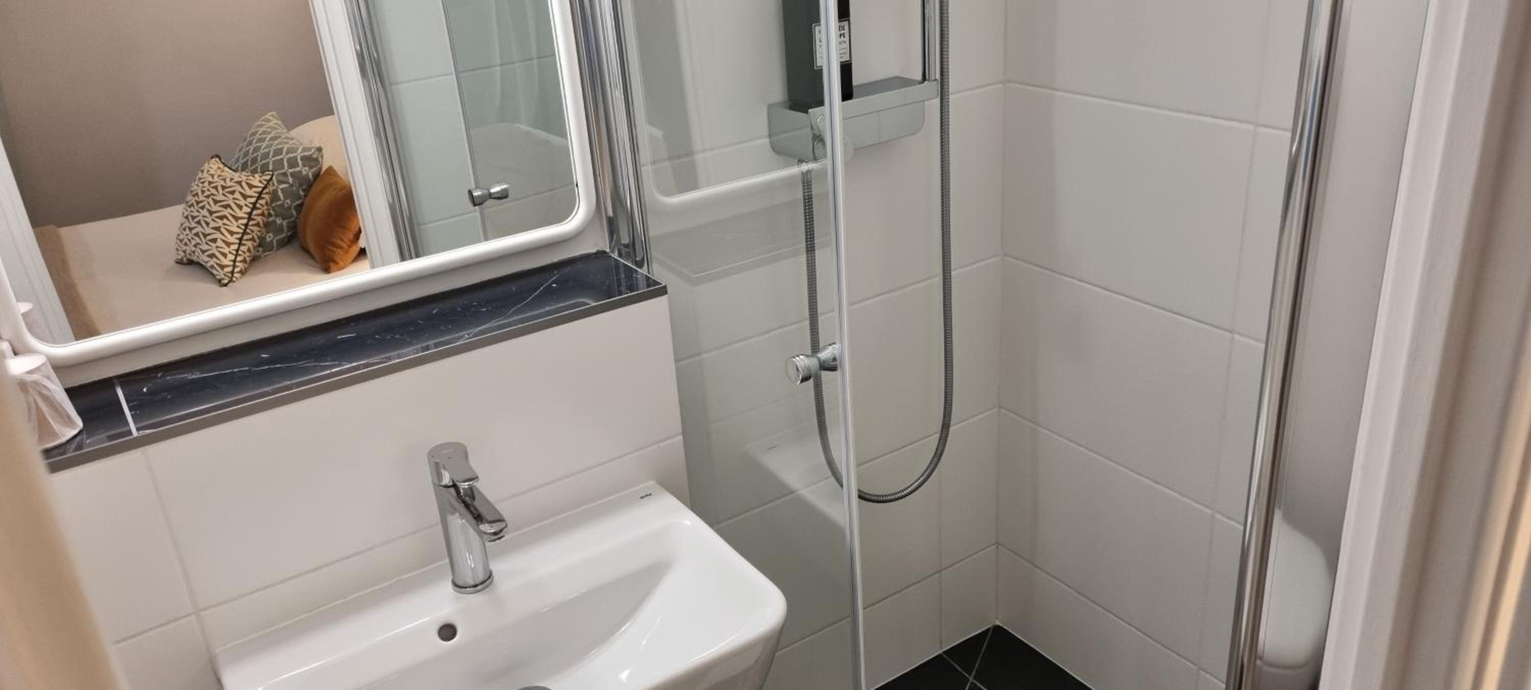 Standard Double Room - Photo 8