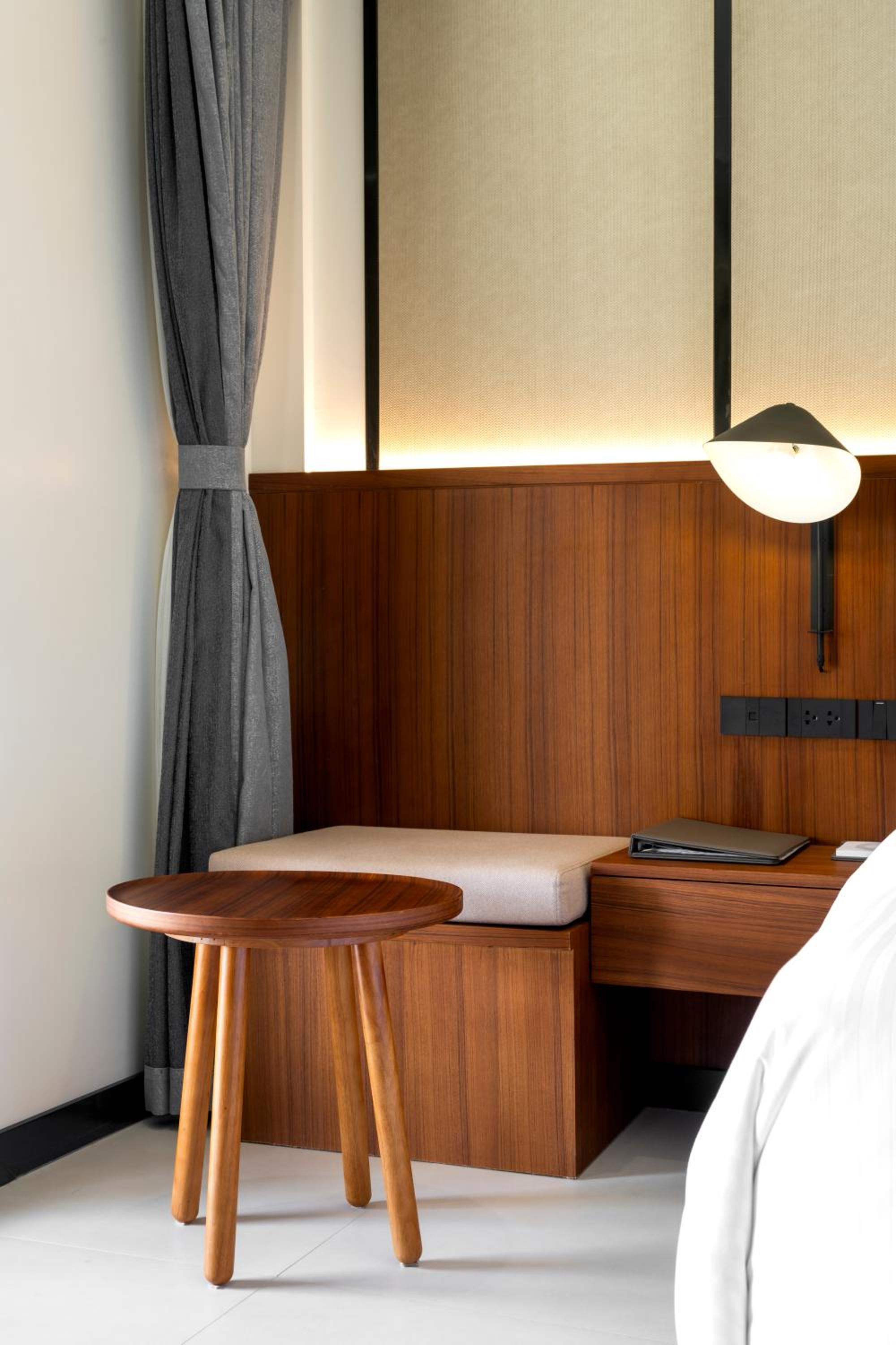 Deluxe King Room - Photo 11