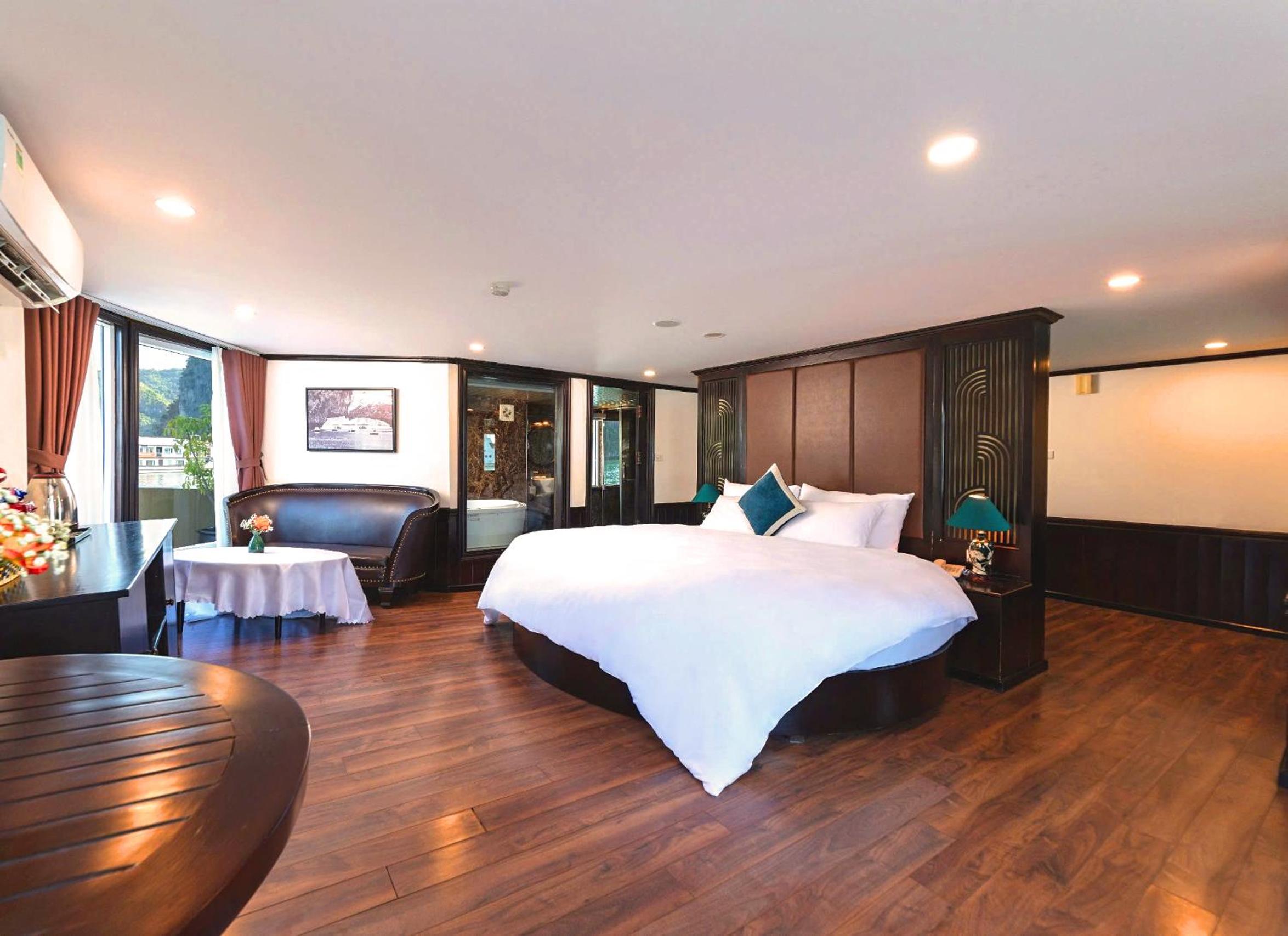 Royal Suite with Terrace and Bathtub photo 1
