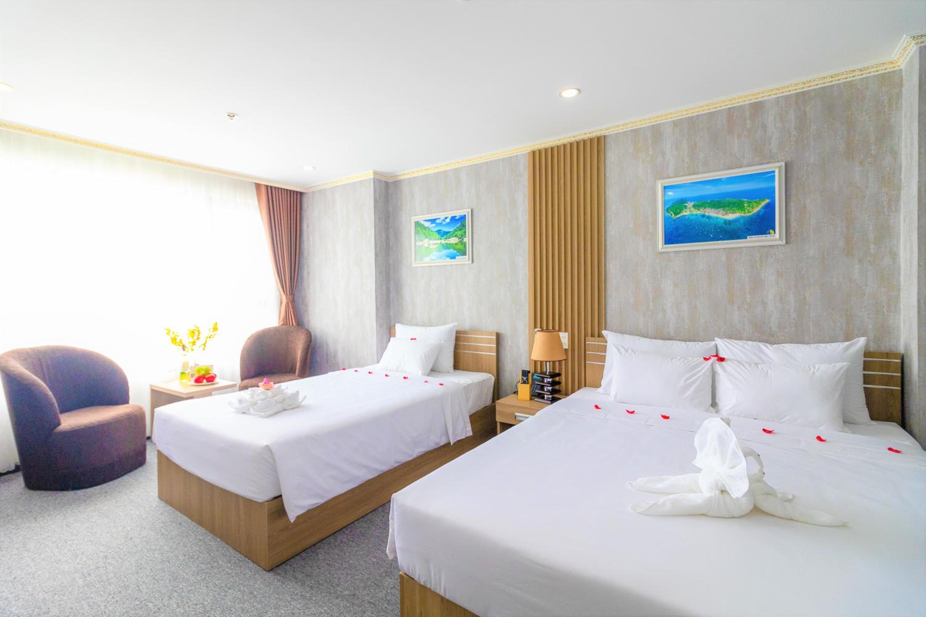 Premier Triple Room with City View - Photo 6