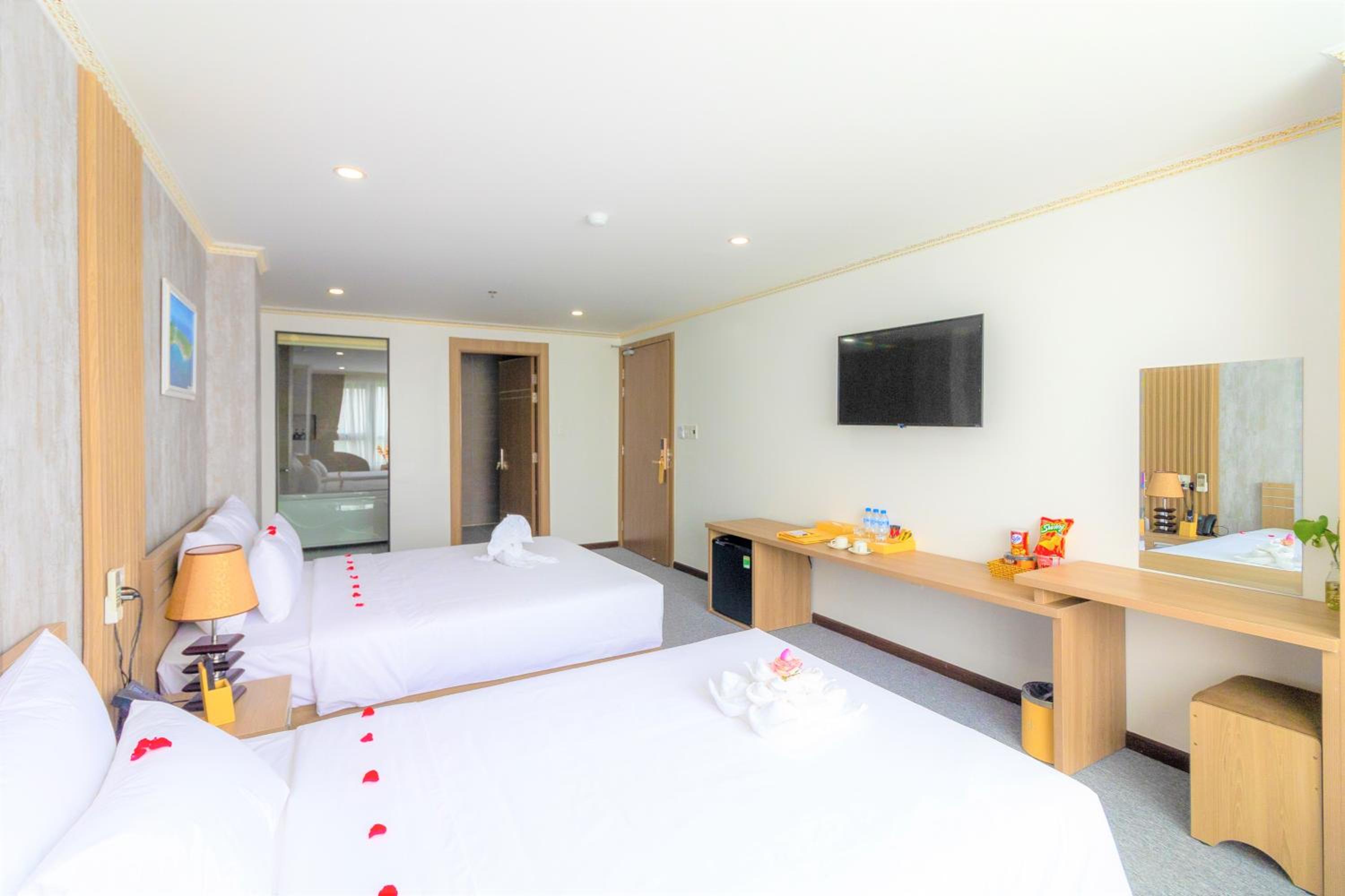 Premier Triple Room with City View - Photo 2