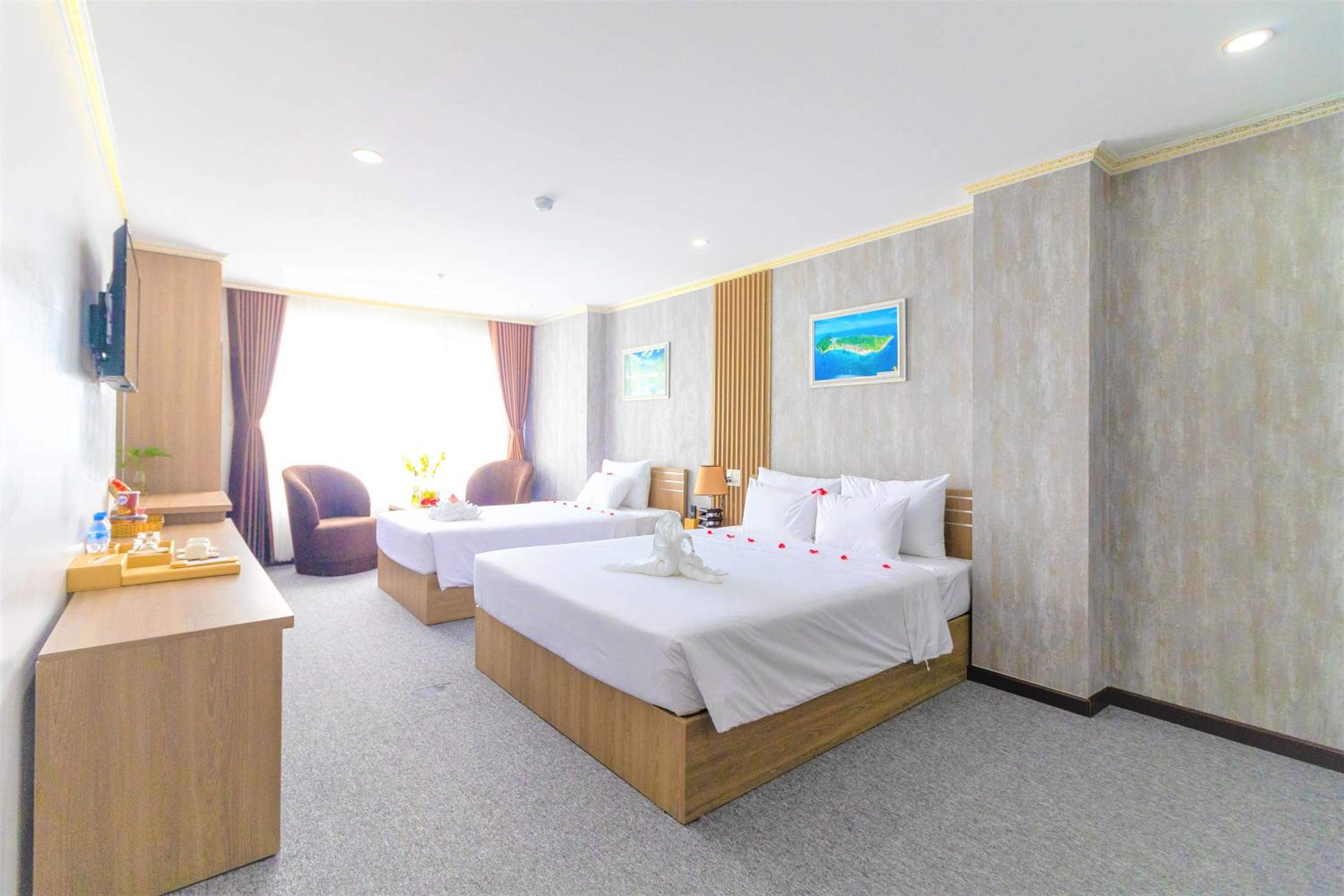Premier Triple Room with City View - Photo 1