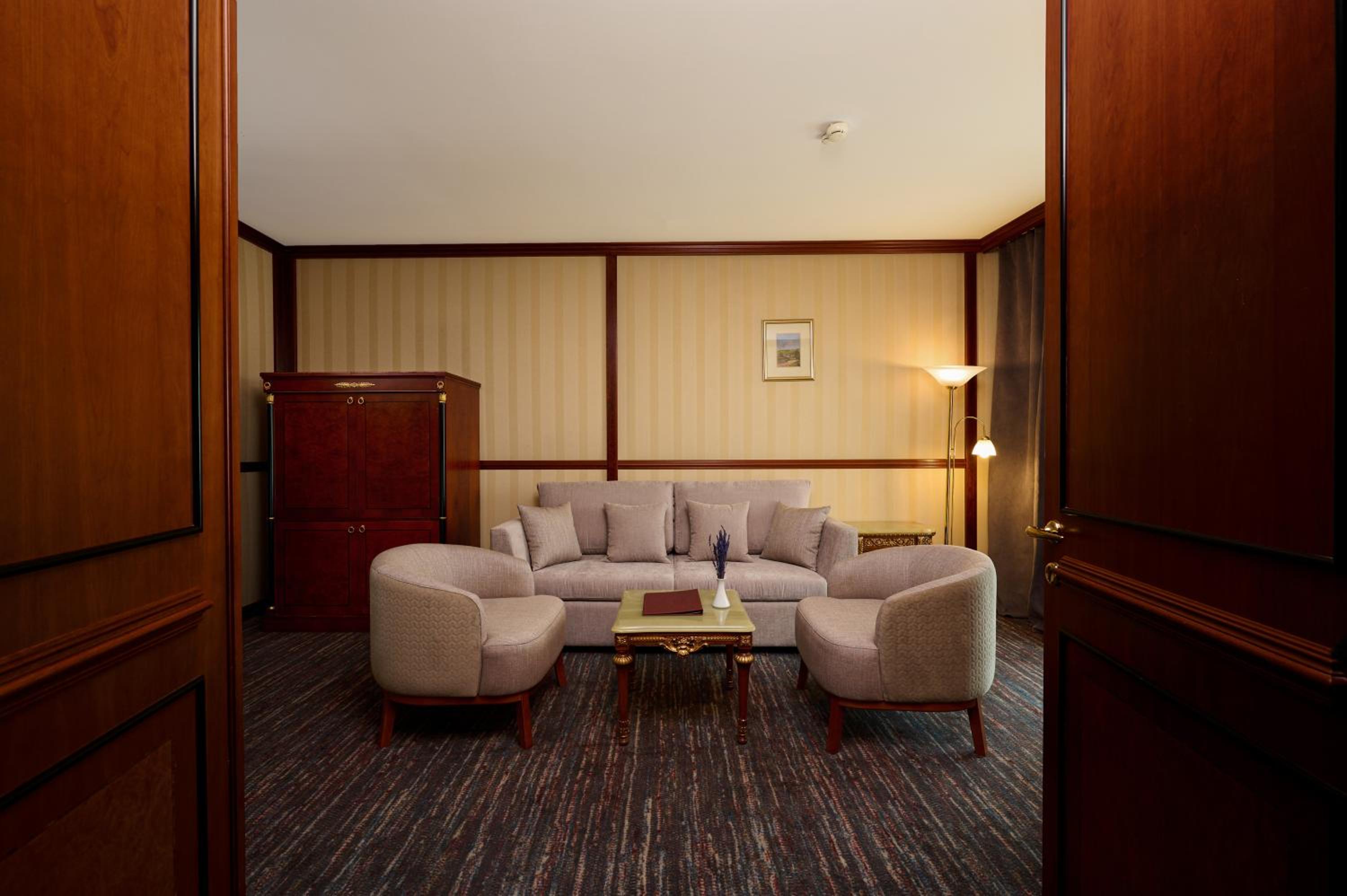 One-Bedroom Suite - Photo 3