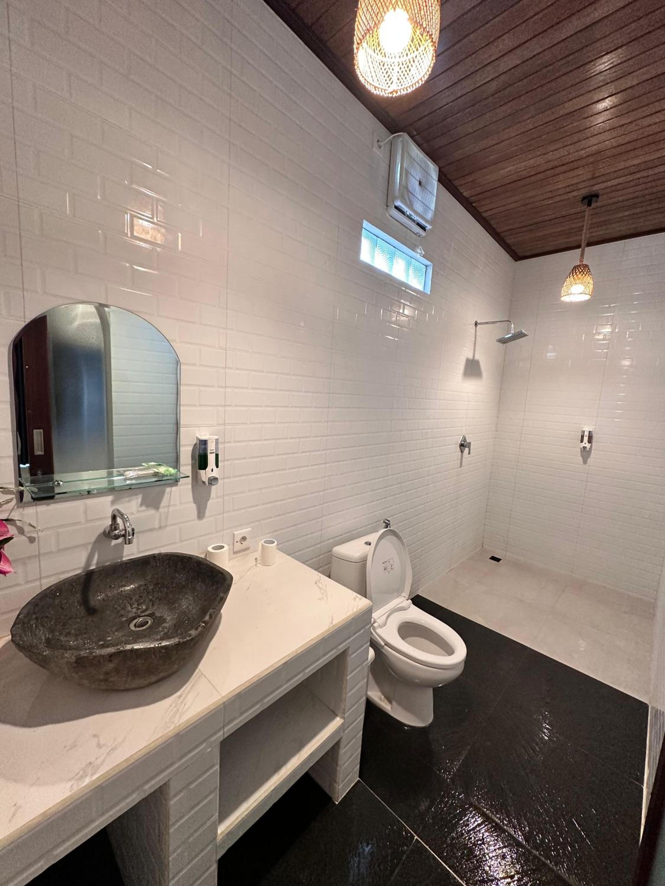 Deluxe Double Room with Balcony - Photo 9