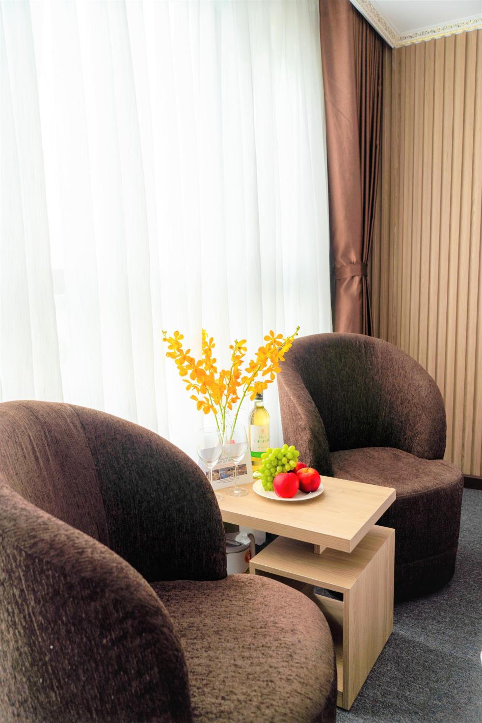 Premier Triple Room with City View - Photo 3