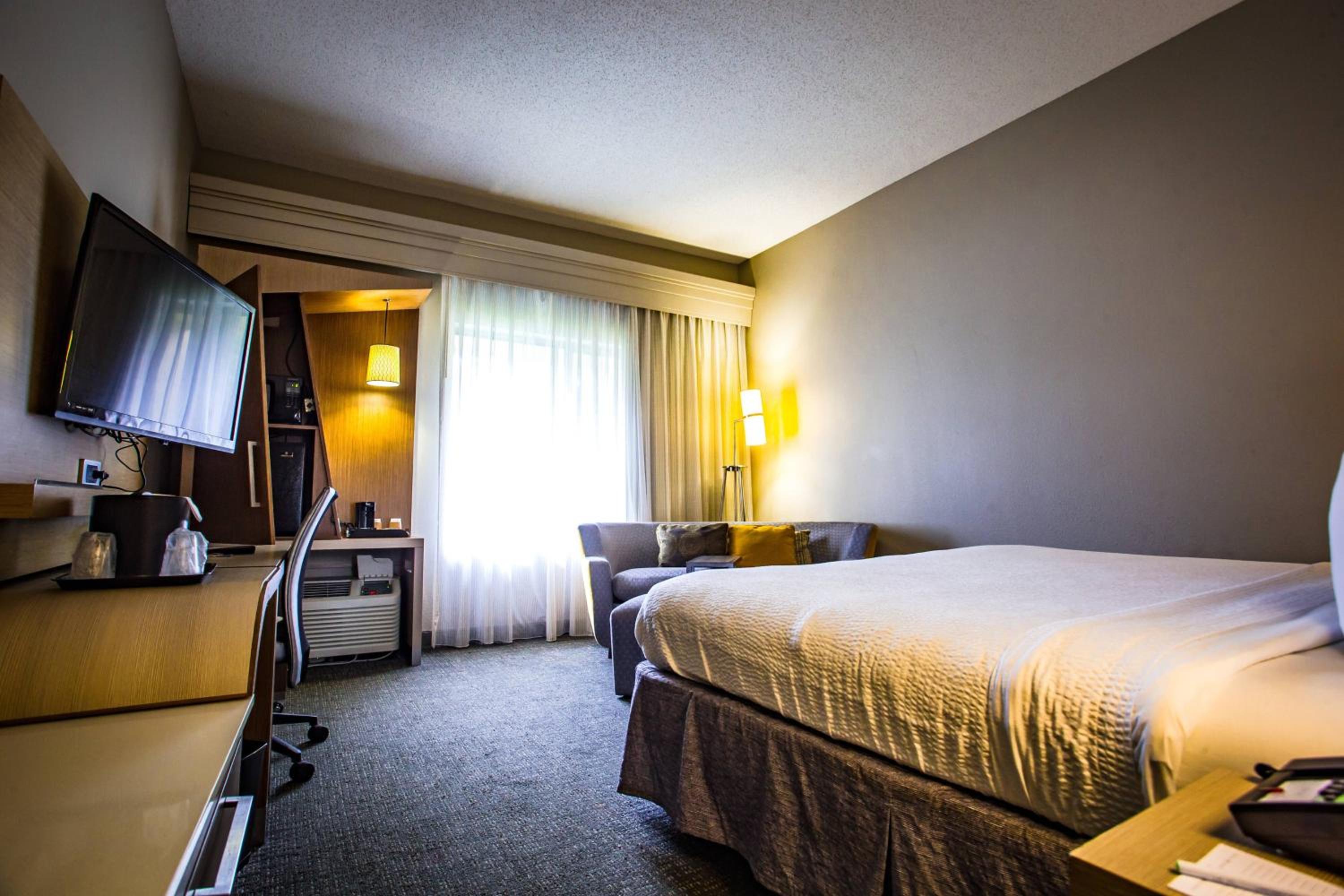 King Room with Sofa Bed - Photo 4