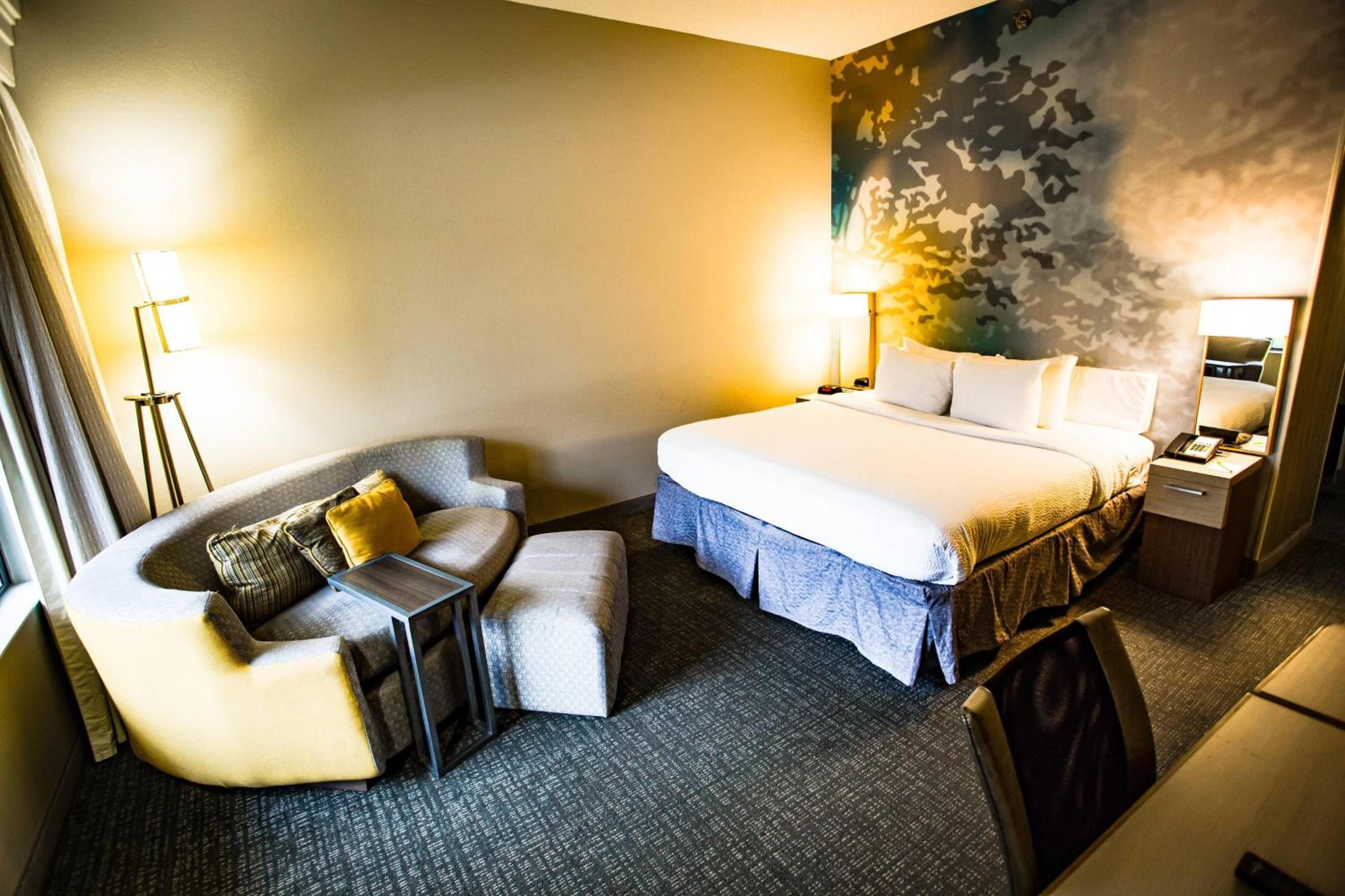 King Room with Sofa Bed - Photo 1