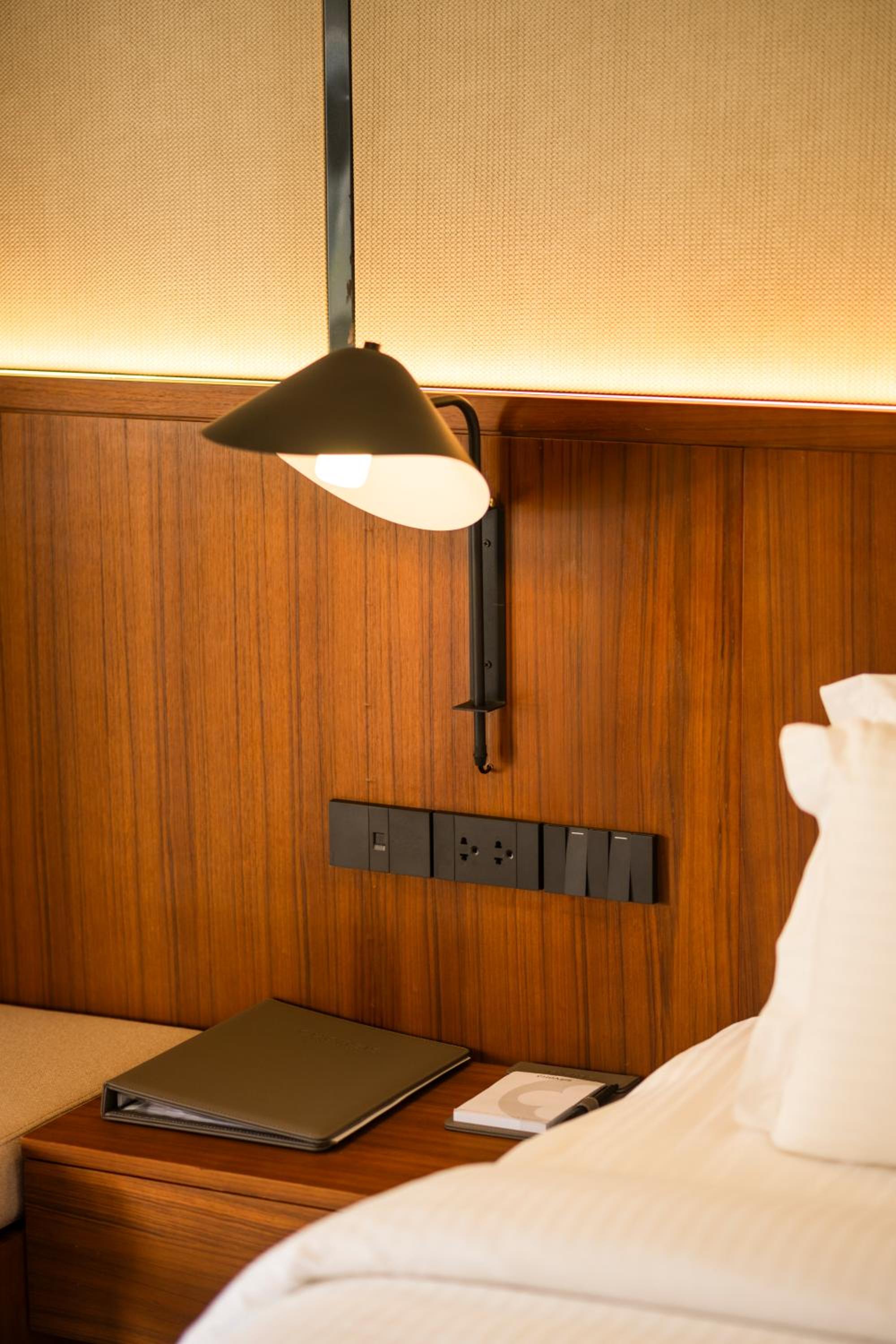 Deluxe King Room - Photo 12