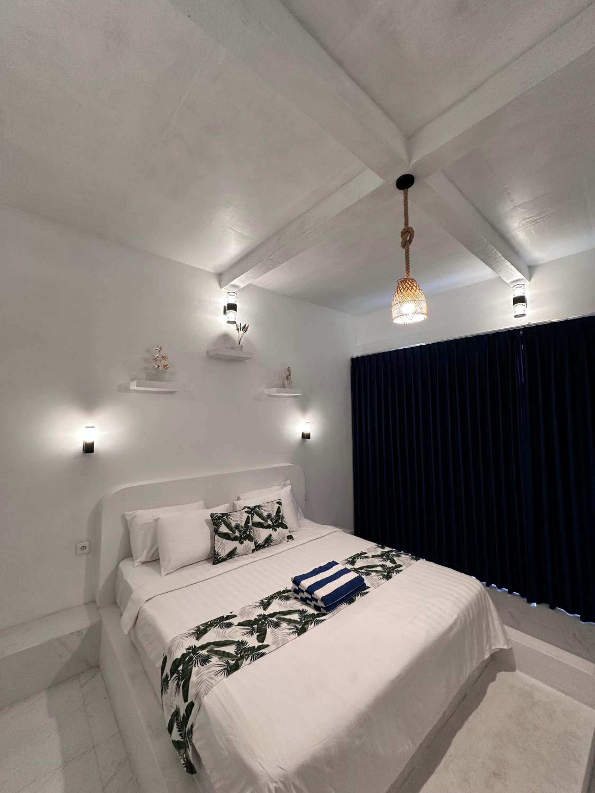 Deluxe Double Room with Balcony - Photo 8