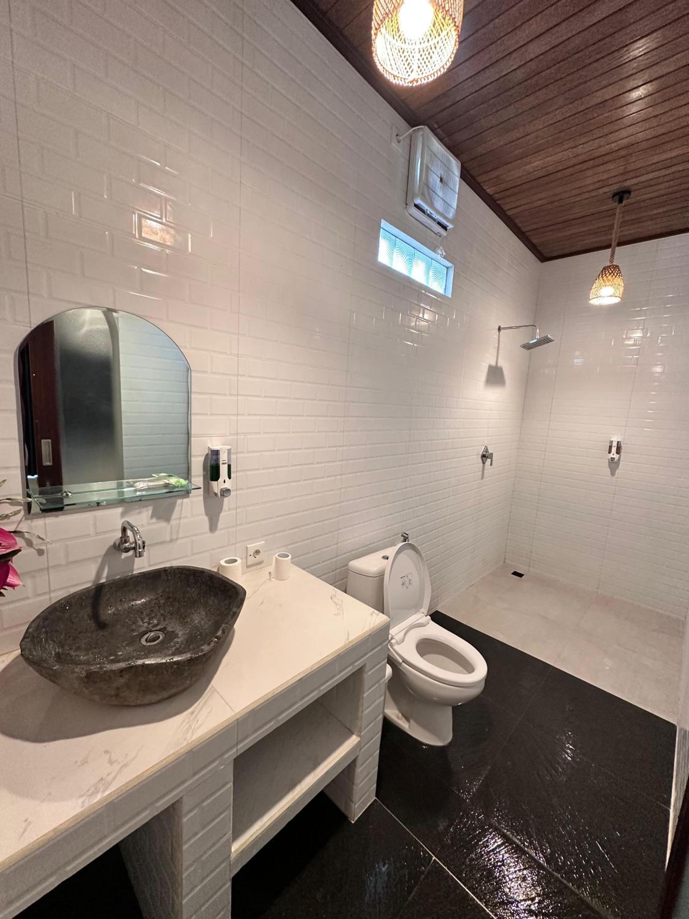 Deluxe Double Room with Balcony - Photo 11