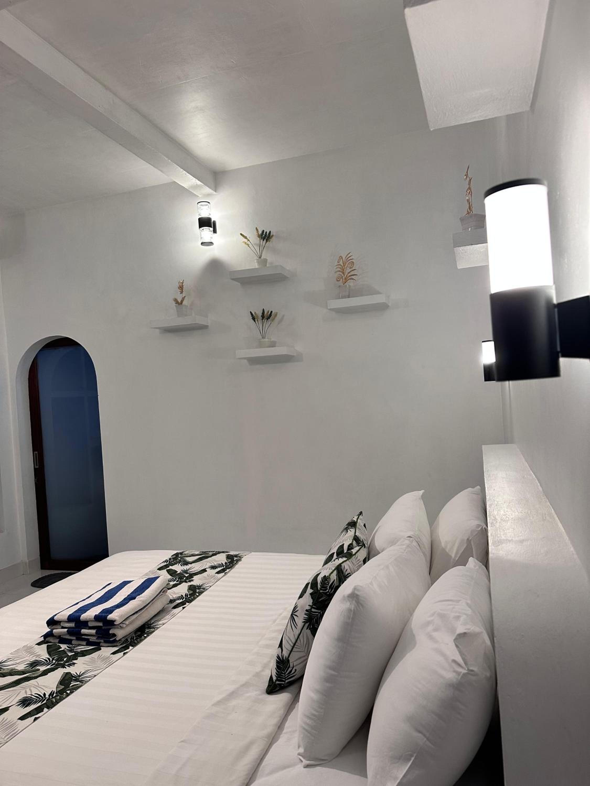 Deluxe Double Room with Balcony - Photo 6