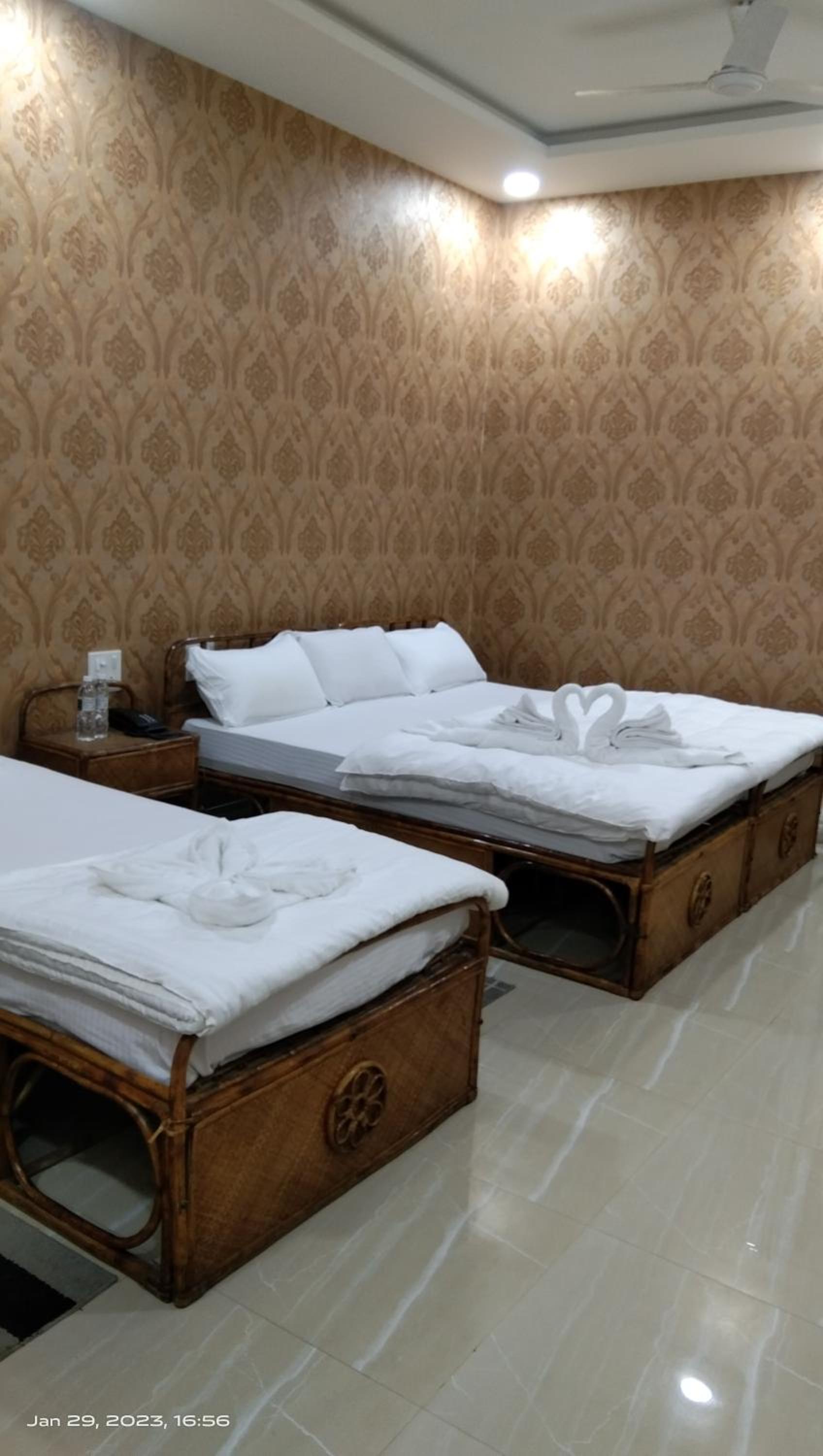 Deluxe Room (2 Adults + 1 Child)