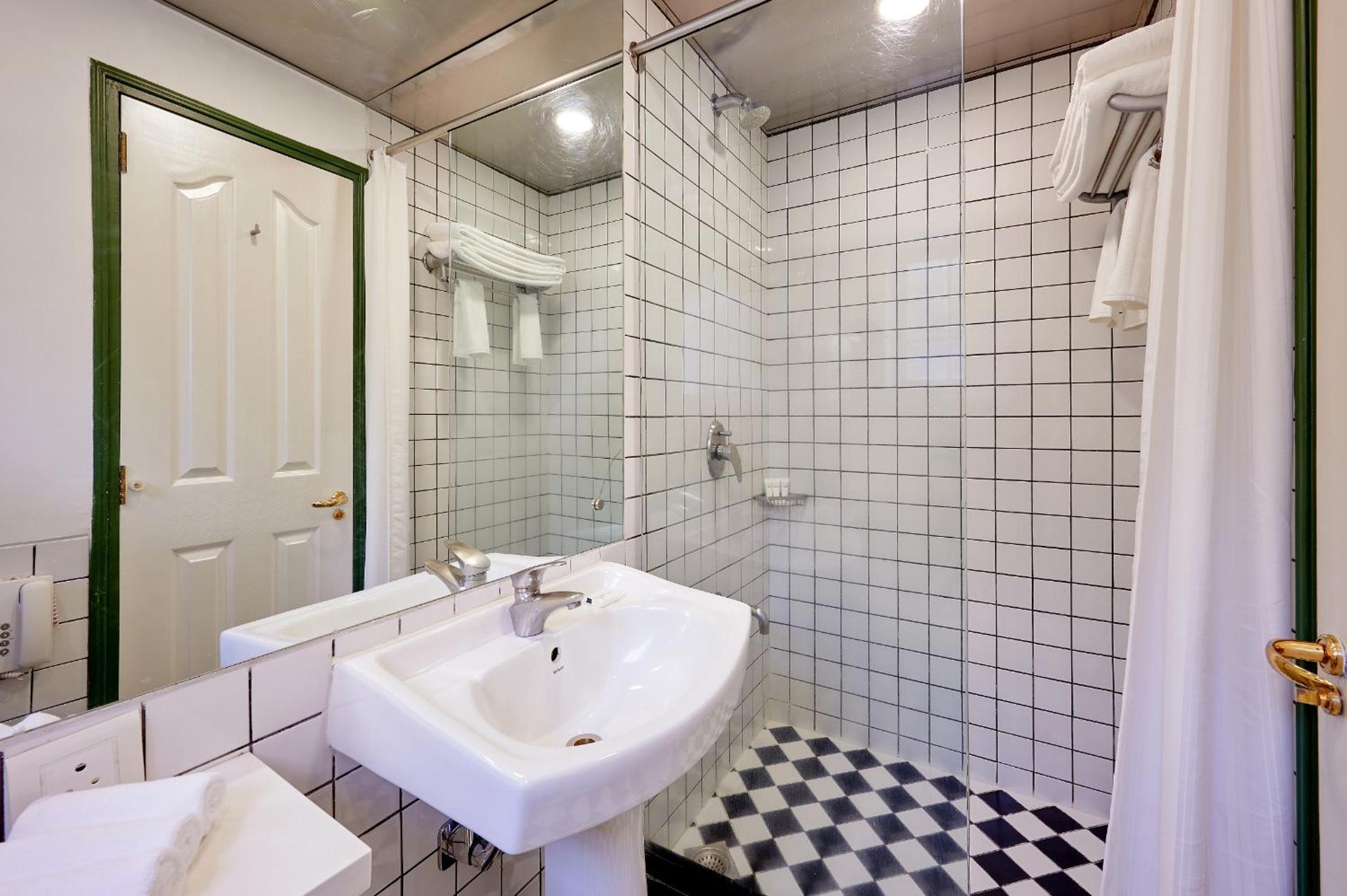 Suite - Photo 4