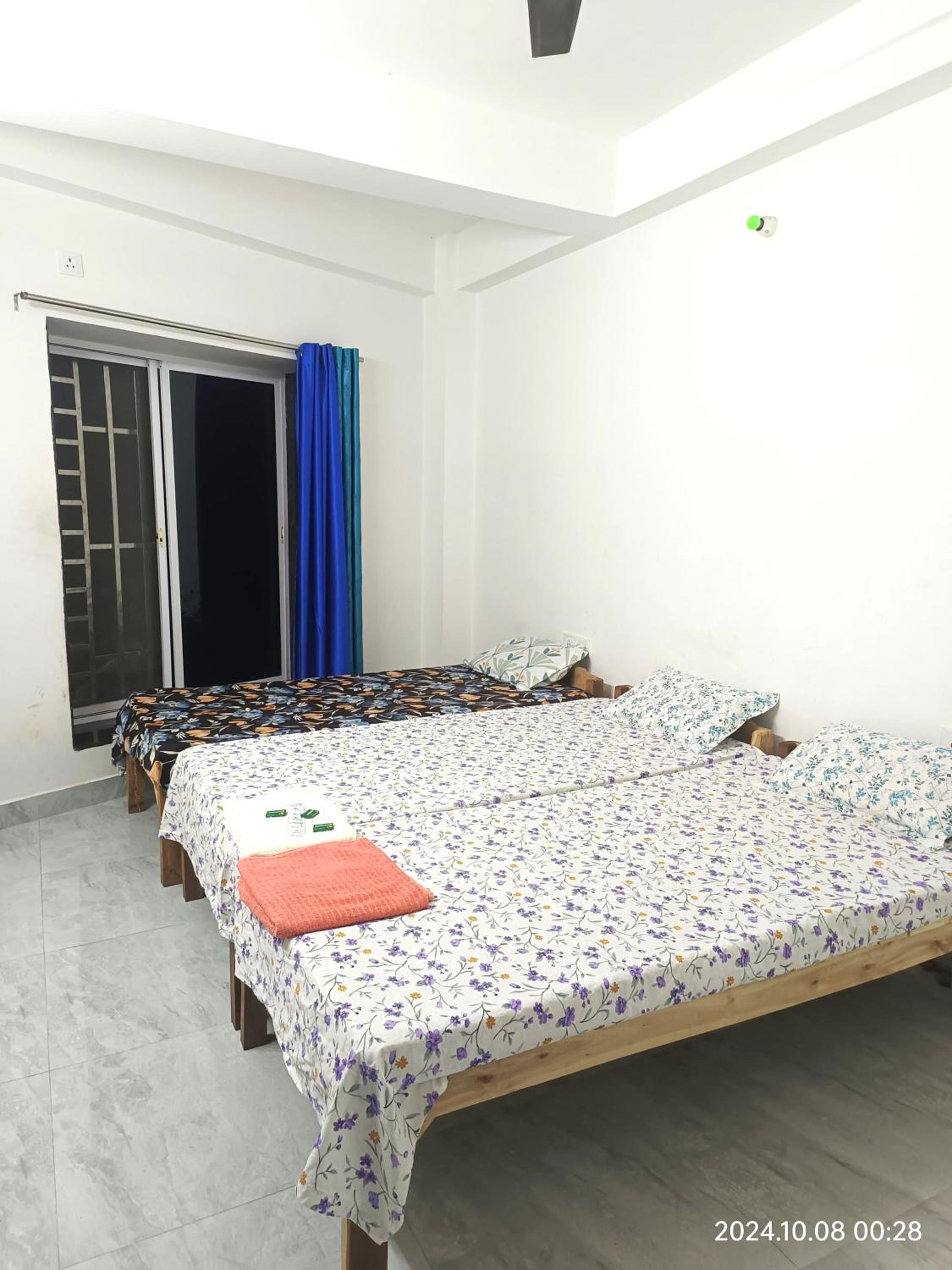 Economy Triple Room With Shared Bathroom photo 1