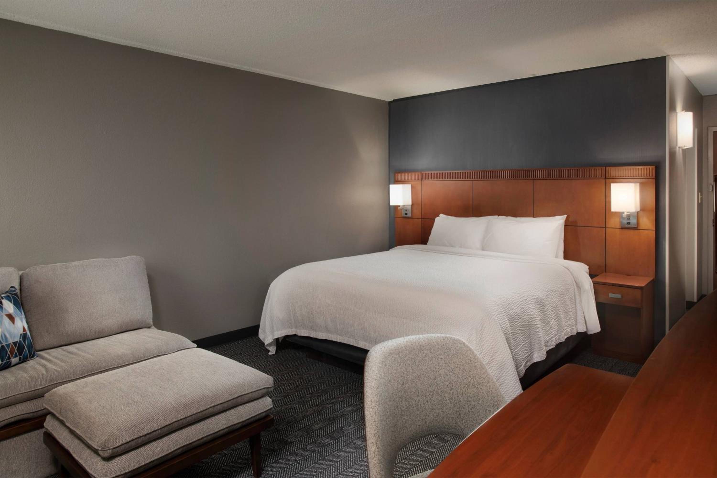 King Room with Sofa Bed photo 1